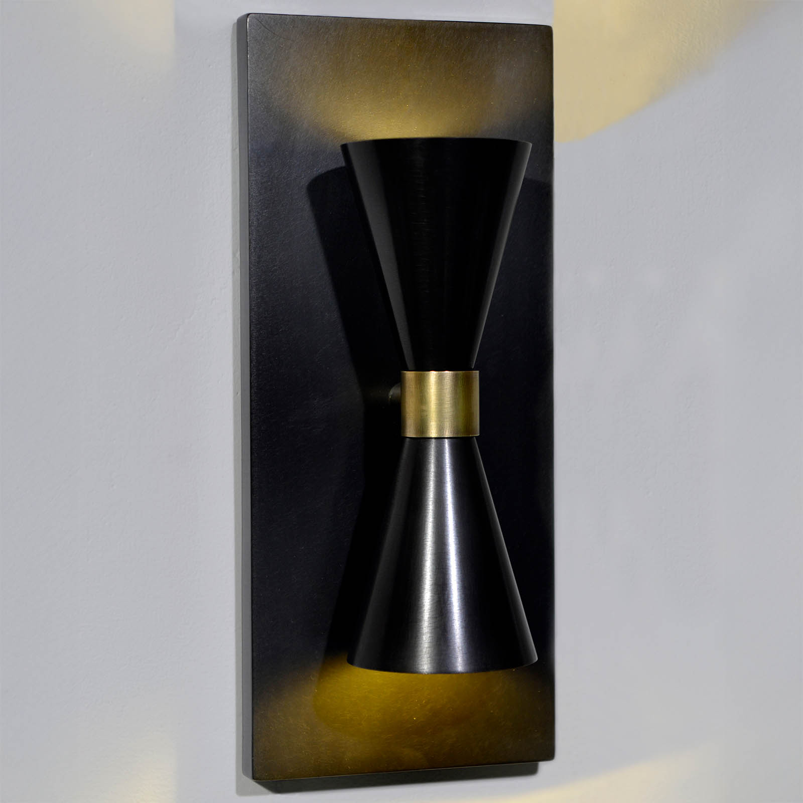Up-Down Wall Light with Tapered Double Shade AL109: Zweifarbiges Modell, bitte anfragen.