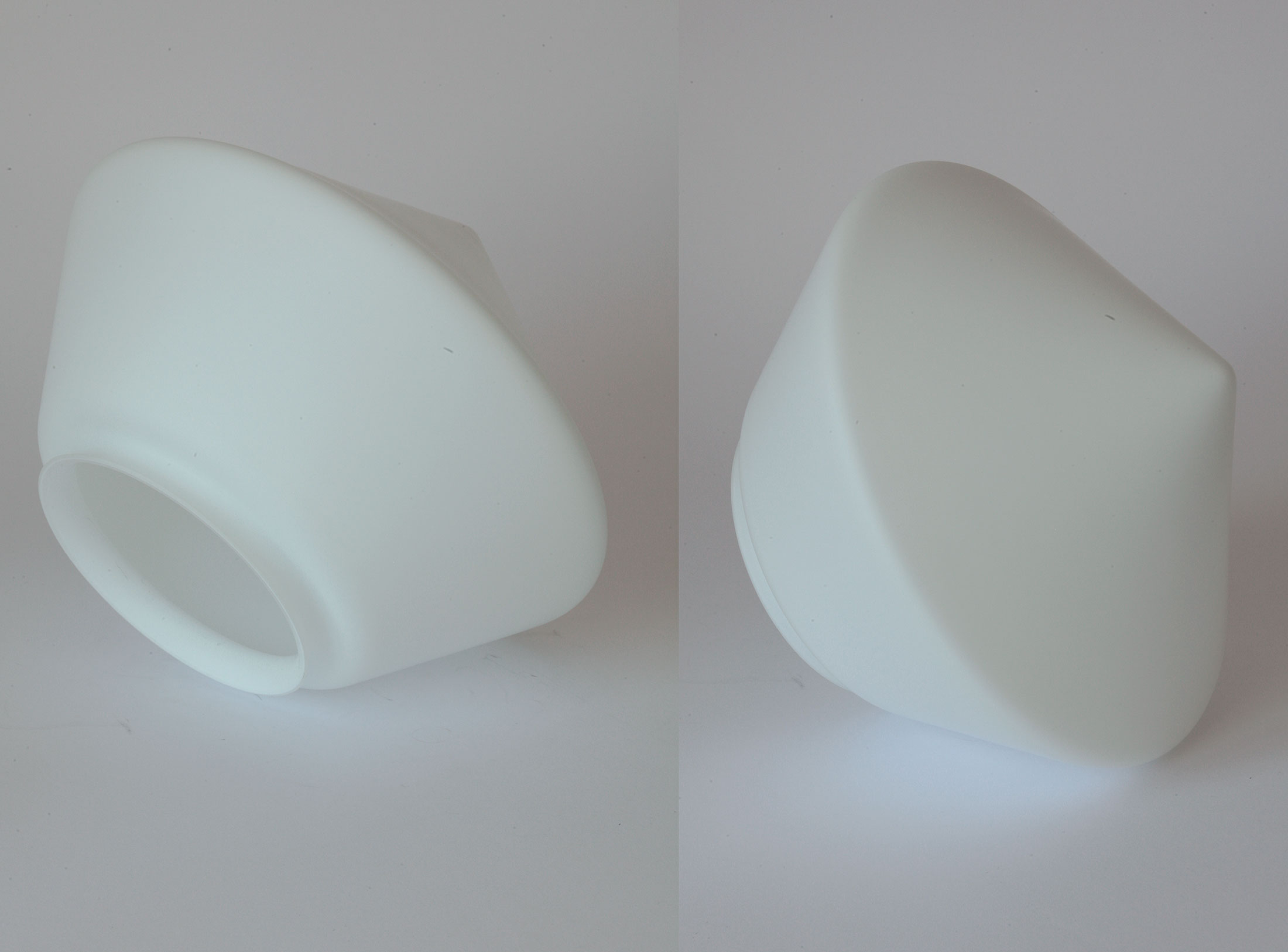 Art Déco-Pendelleuchte mit mattem Spitz-Opalglas: Der Rhombus-Glasschirm aus überfangenem, matten Opalglas (kleines Modell)