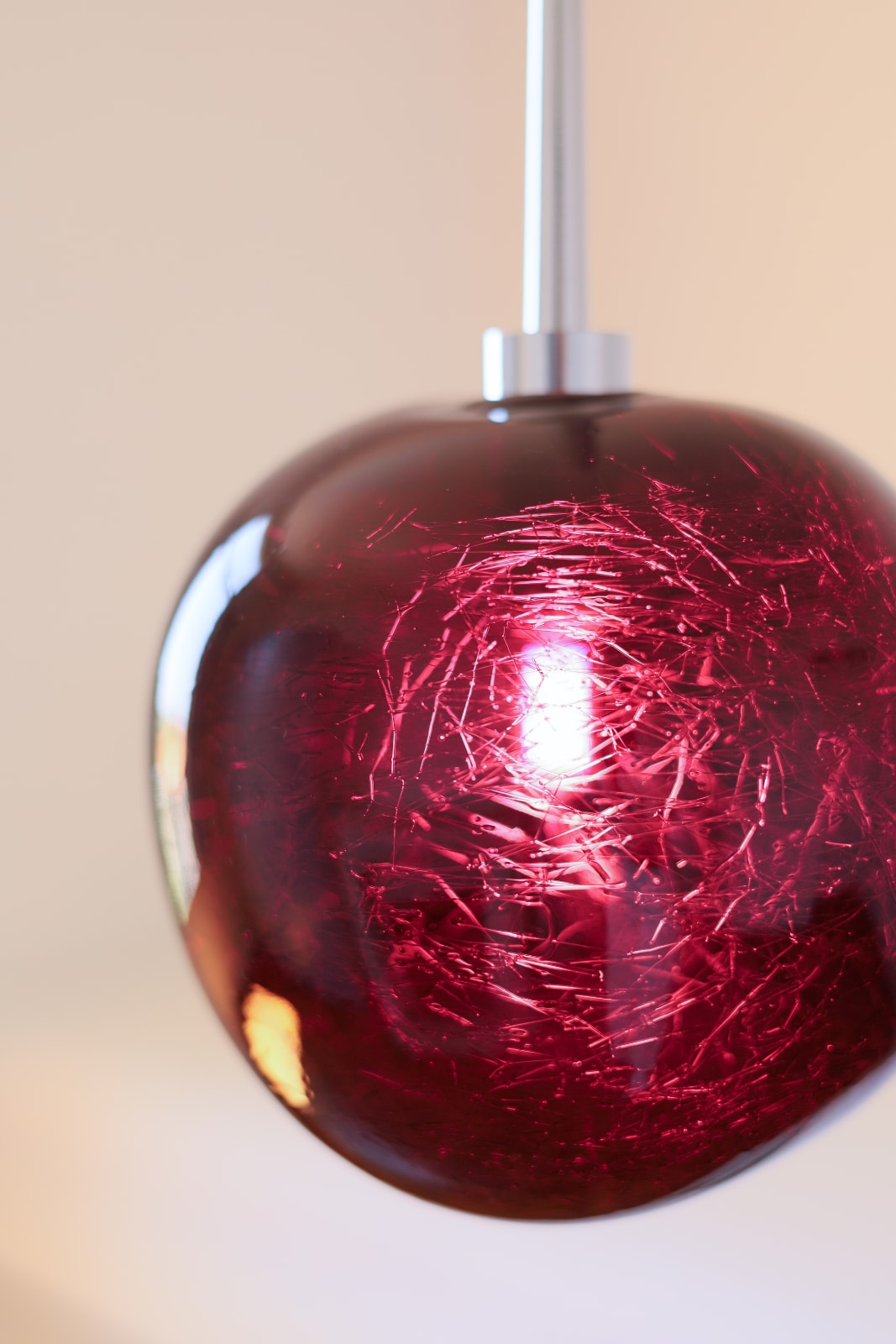 Kleine Hängeleuchte GALET mit bunter Glaskugel, drei Farben, Bild 6 Kleine Hängeleuchte GALET mit bunter Glaskugel, drei Farben, Bild 6