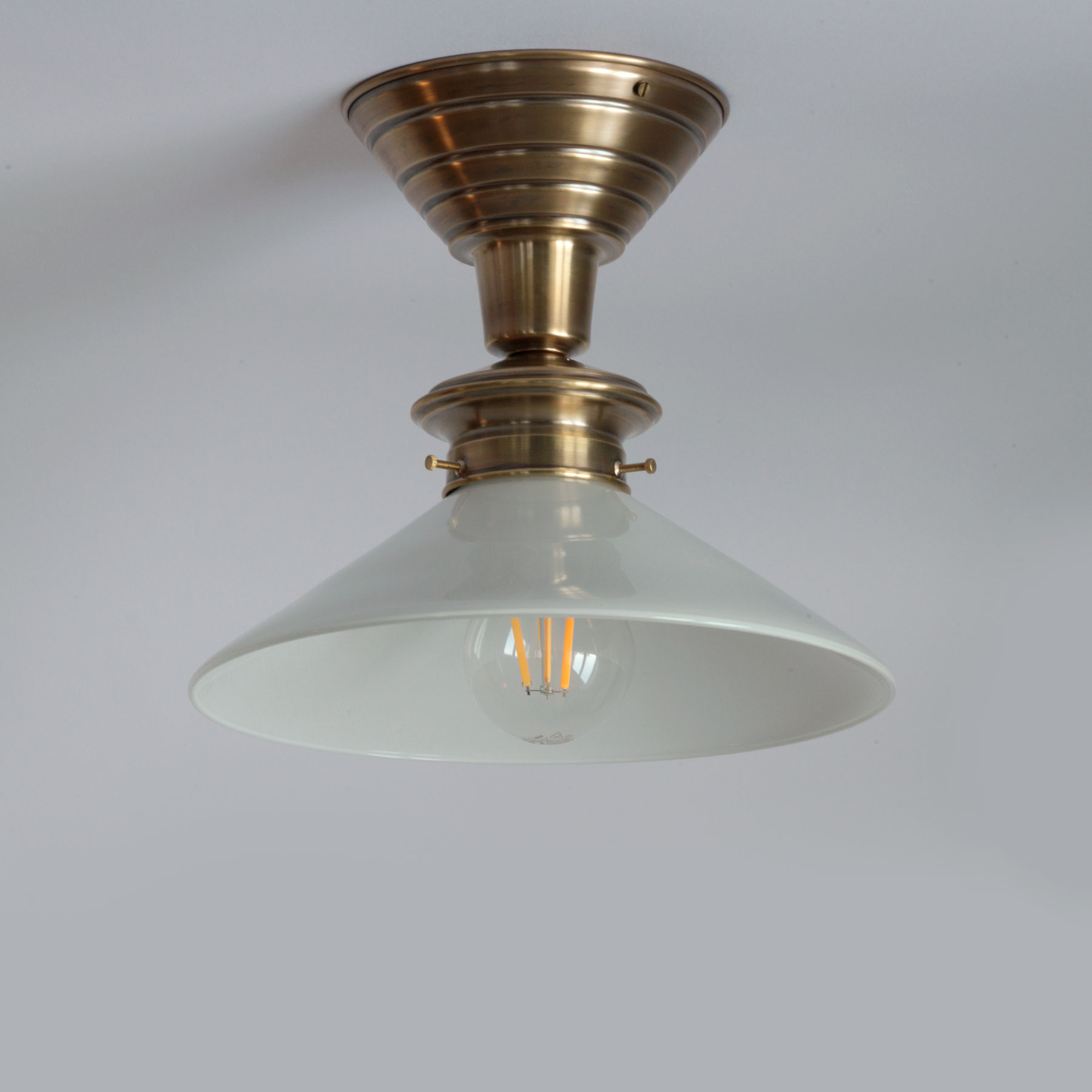 Kleine klassische Deckenlampe mit Trichter-Kegelglas Ø 28 cm: Die klassische Kegelglas-Deckenleuchte (hier Messing antik handpatiniert)