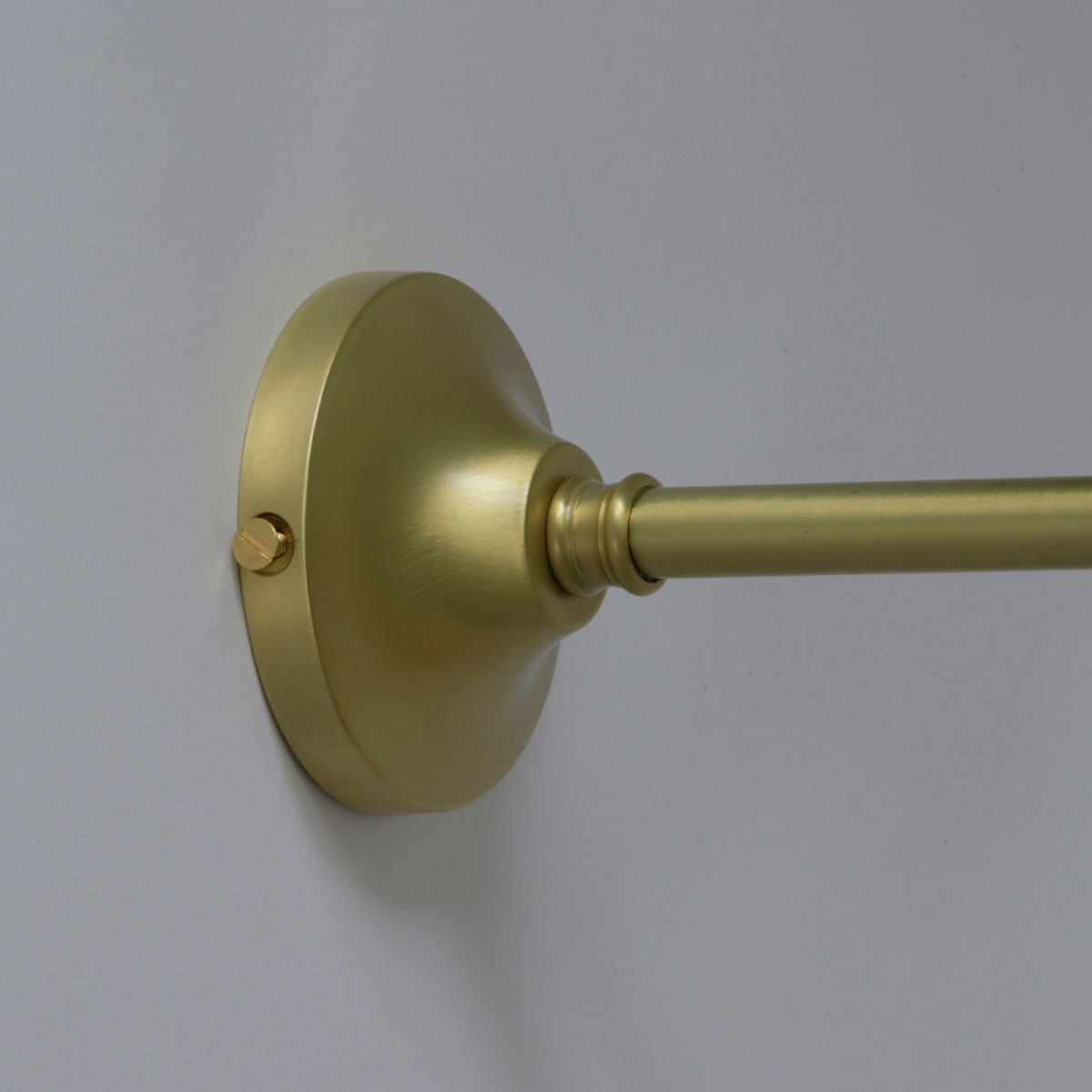 Dekorative, nostalgische Wandleuchte mit prismatischer Glaskugel: Messing satiniert