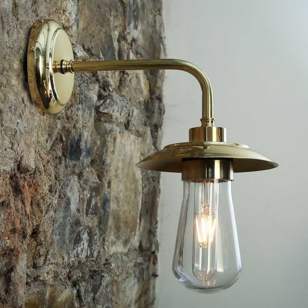 Schlichte Wandlampe mit Schirmchen und Glaskolben, IP65: Wandlampe z.B. für das Badezimmer, hier in „Messing poliert“