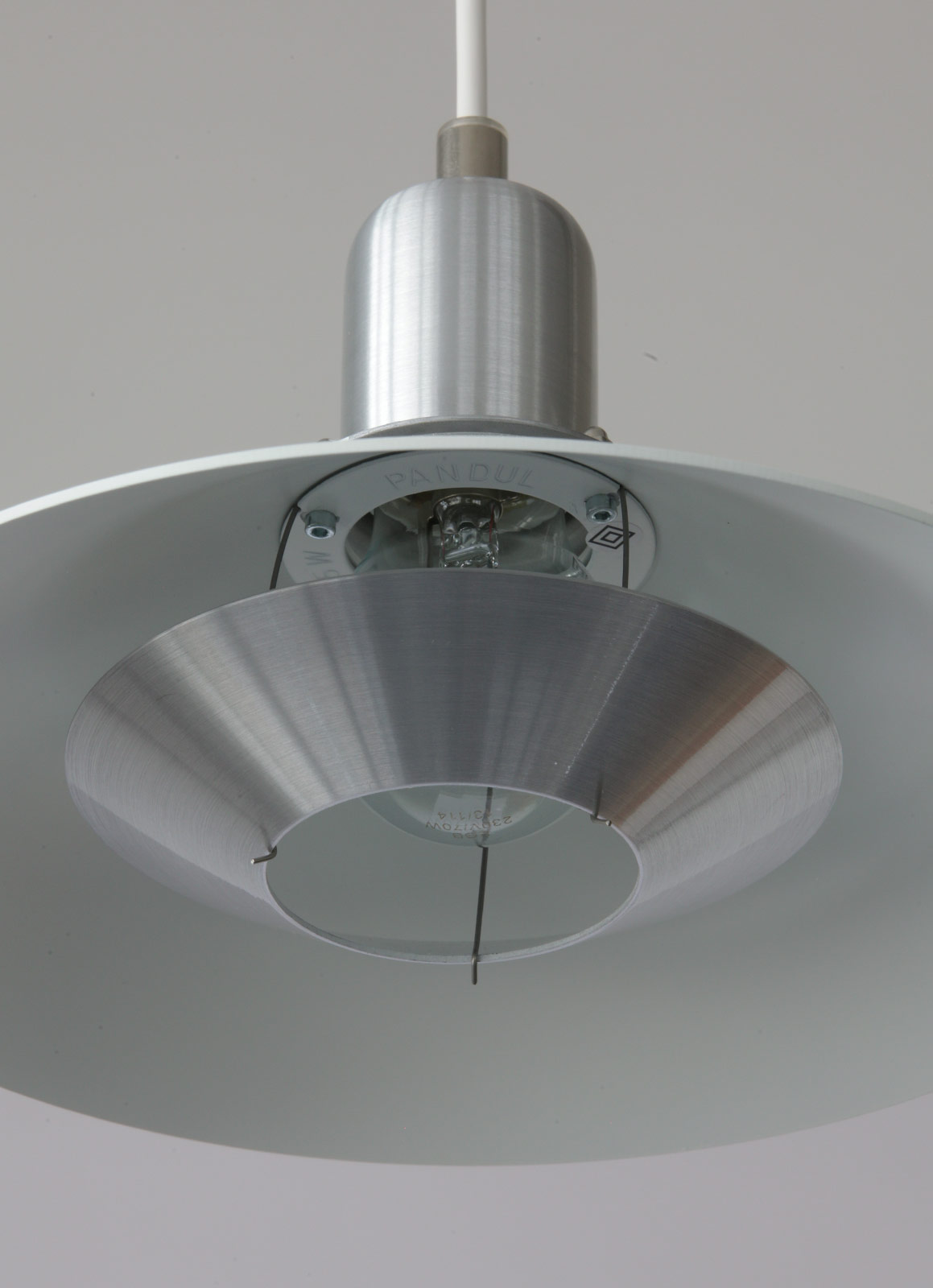 TIP TOP Zeitlose Design-Pendelleuchte aus Dänemark, Ø 20 bis 48 cm: Der innere Blendschutz-Reflektor aus gebürstetem Aluminium kann abgenommen werden