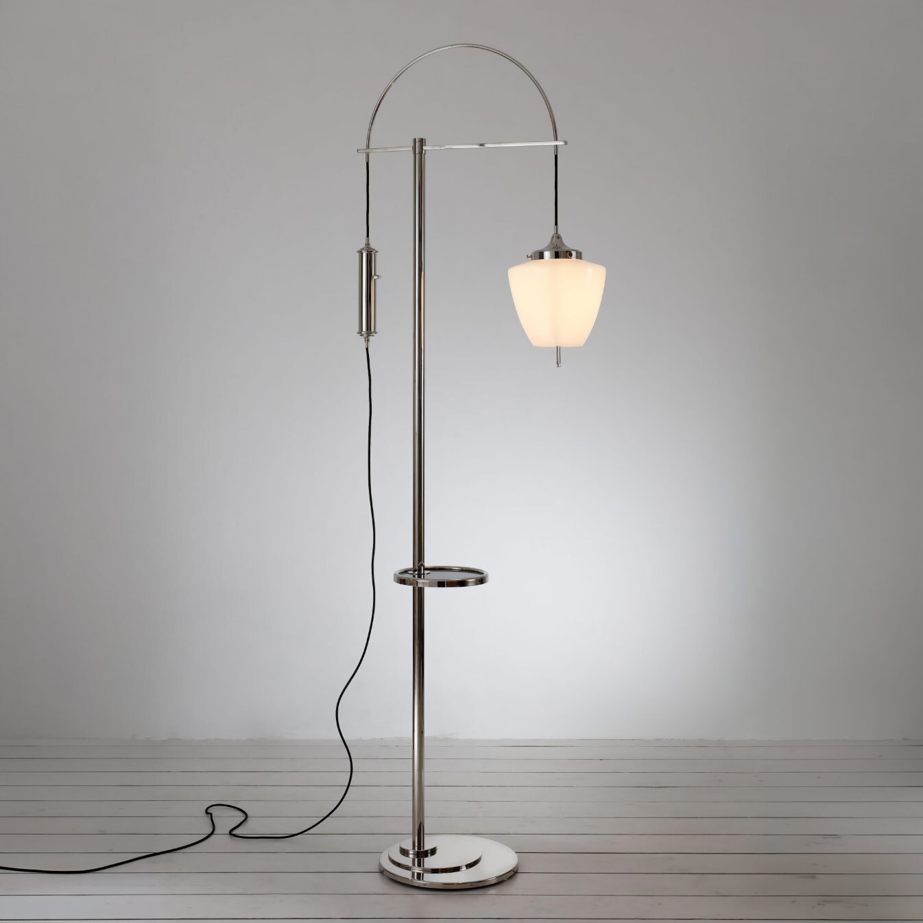 Formvollendete Art Déco-Stehleuchte S05