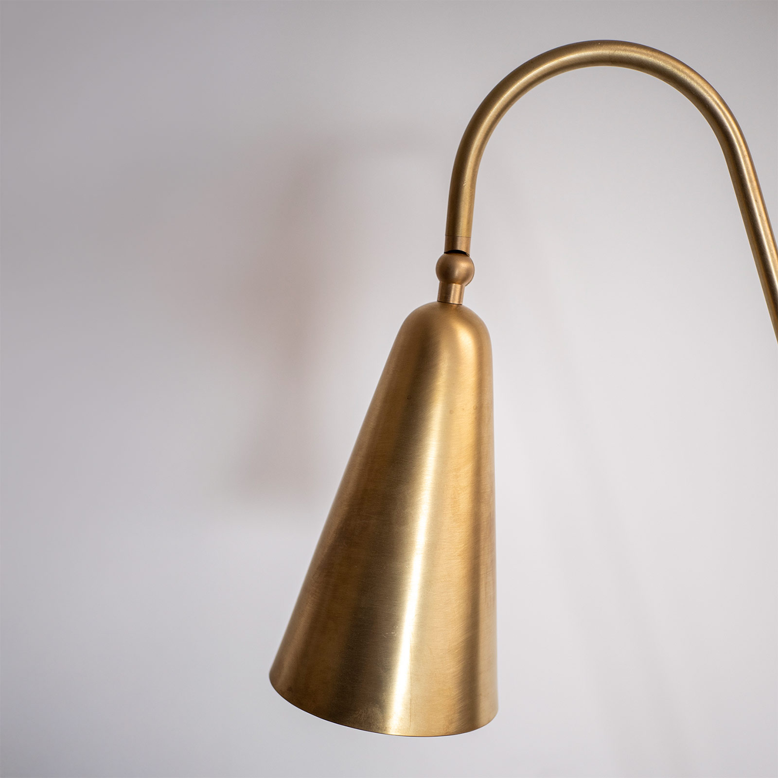 Dreibein-Design-Stehleuchte aus Messing THINKERBELL, Bild 5