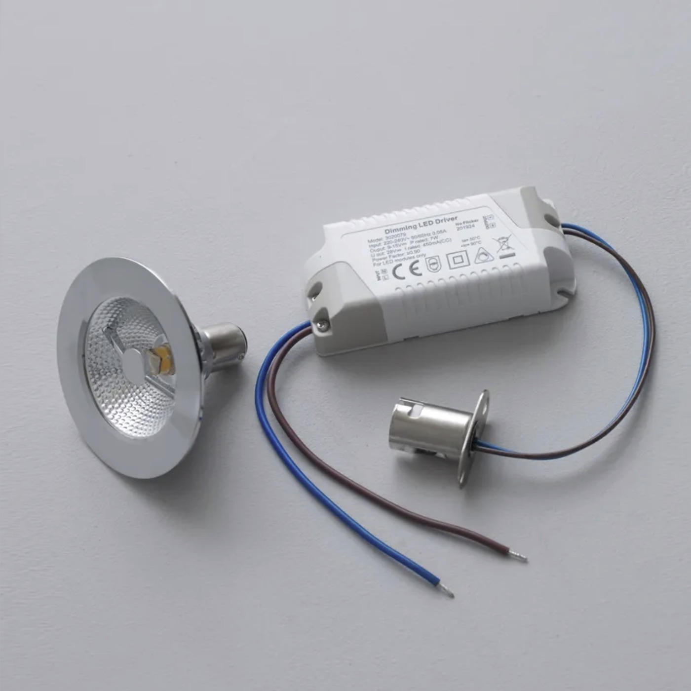 Einstellbarer, nostalgischer LED-Strahler WHITBY aus Messing: Das externe Vorschaltgerät sowie das mitgelieferte Leuchtmittel
