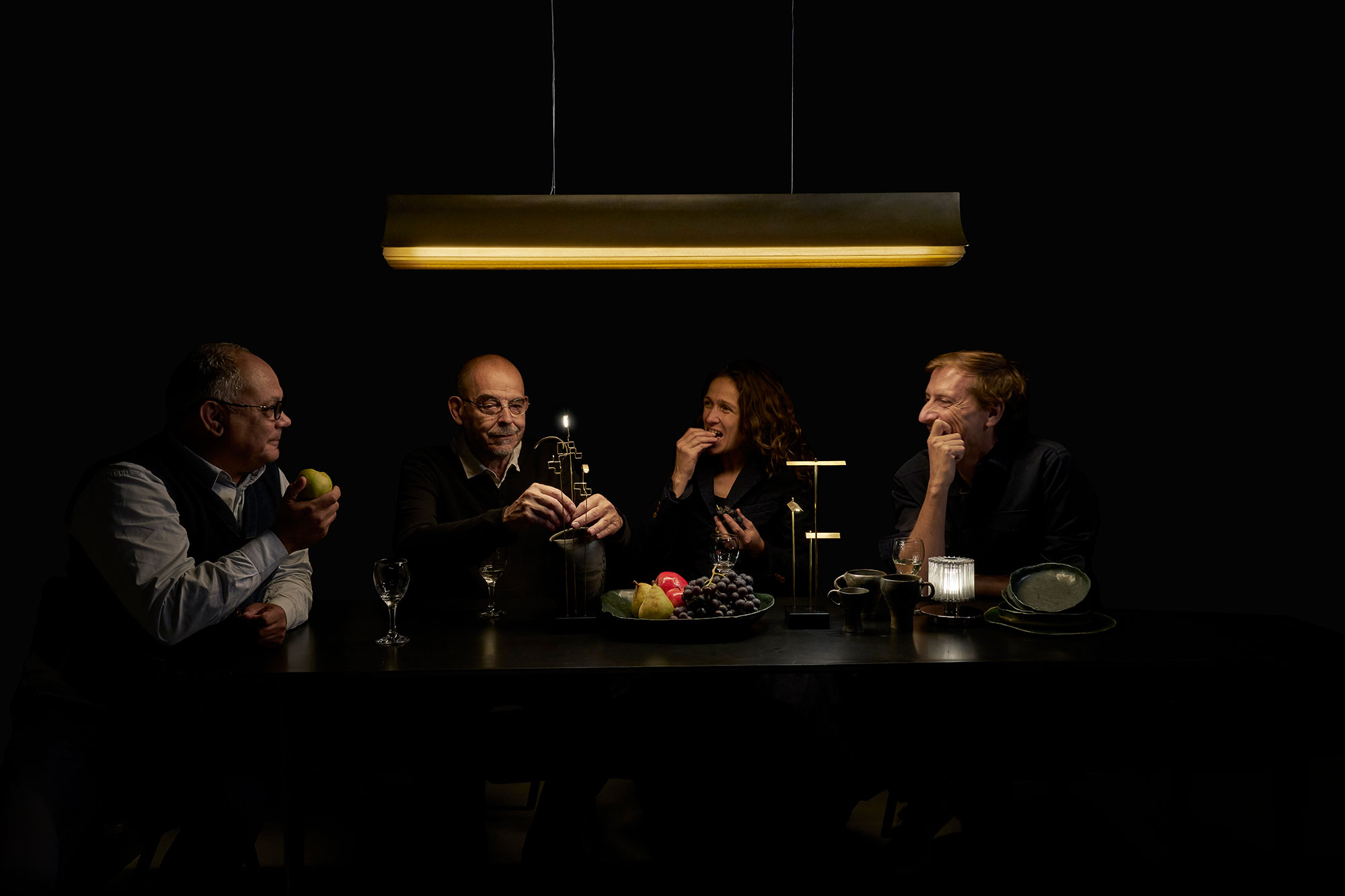 RESPIRO Stimmungsvolle Tisch-Hängeleuchte 90–120 cm: Stimmungsvolle Esstisch-Hängeleuchte von Designer Philippe Nigro (rechts im Bild:)