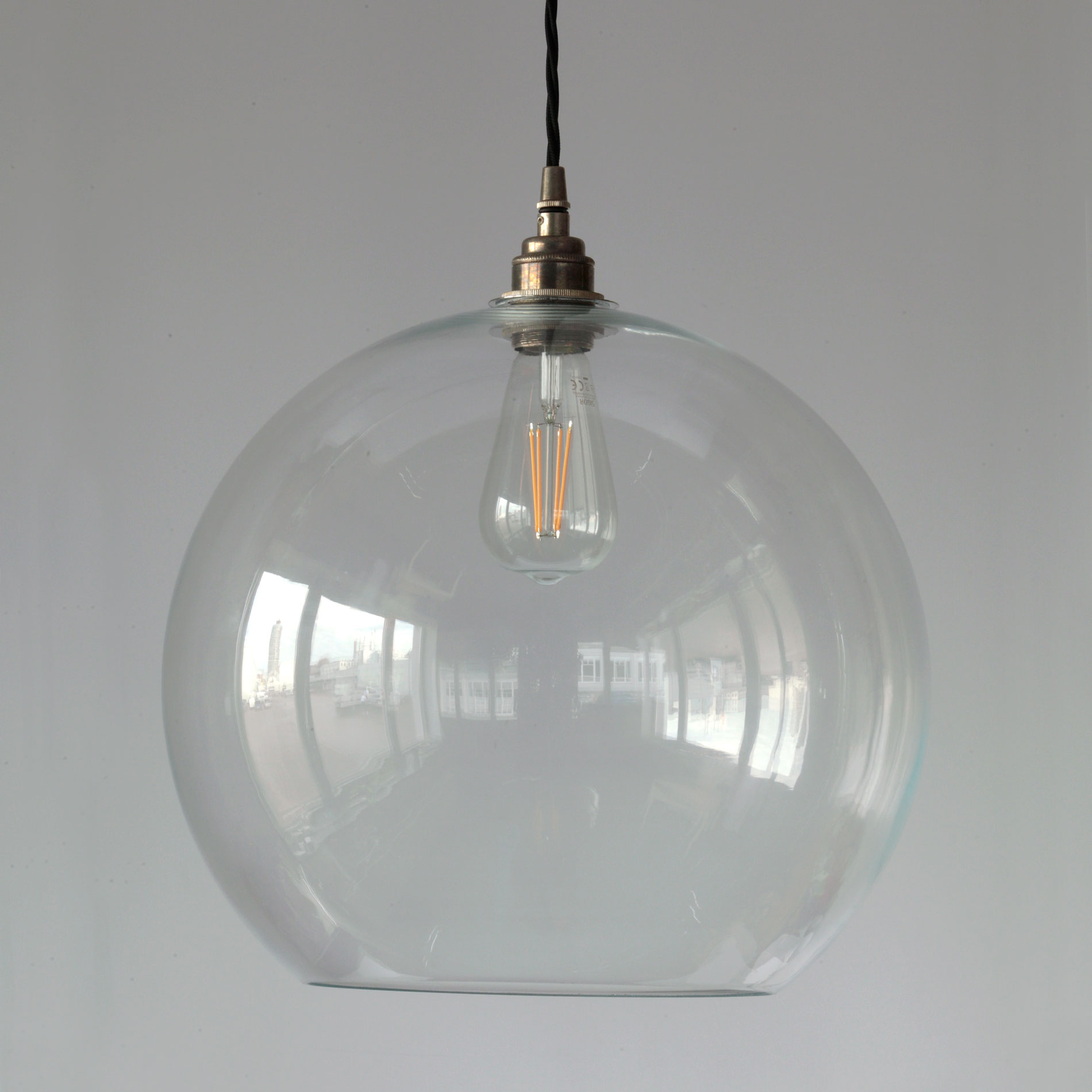 Zeitlose Kugel-Pendelleuchte mit offenem Glas: „Goldfischglas“ offene Glaskugel-Hängeleuchte, hier mit Ø 35 cm, Messing alt-silbern patiniert, mit „Edison“-Lampe