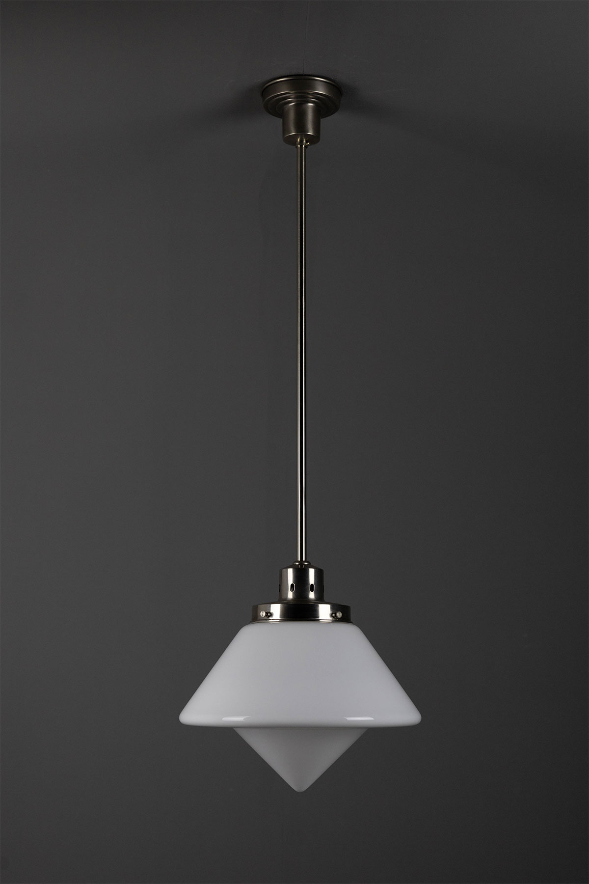 Bild 9: Messing matt vernickelt Art déco-Pendelleuchte mit opalem Kegel-Glasschirm: Messing matt vernickelt