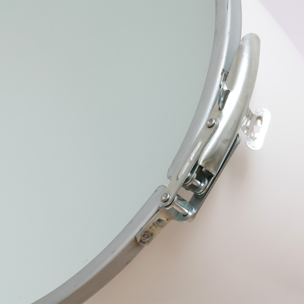 Scheinwerfer-Stehleuchte STIRRUP: Detail des großen Modells: Der abnehmbare Ring hält die gläserne Diffusorscheibe