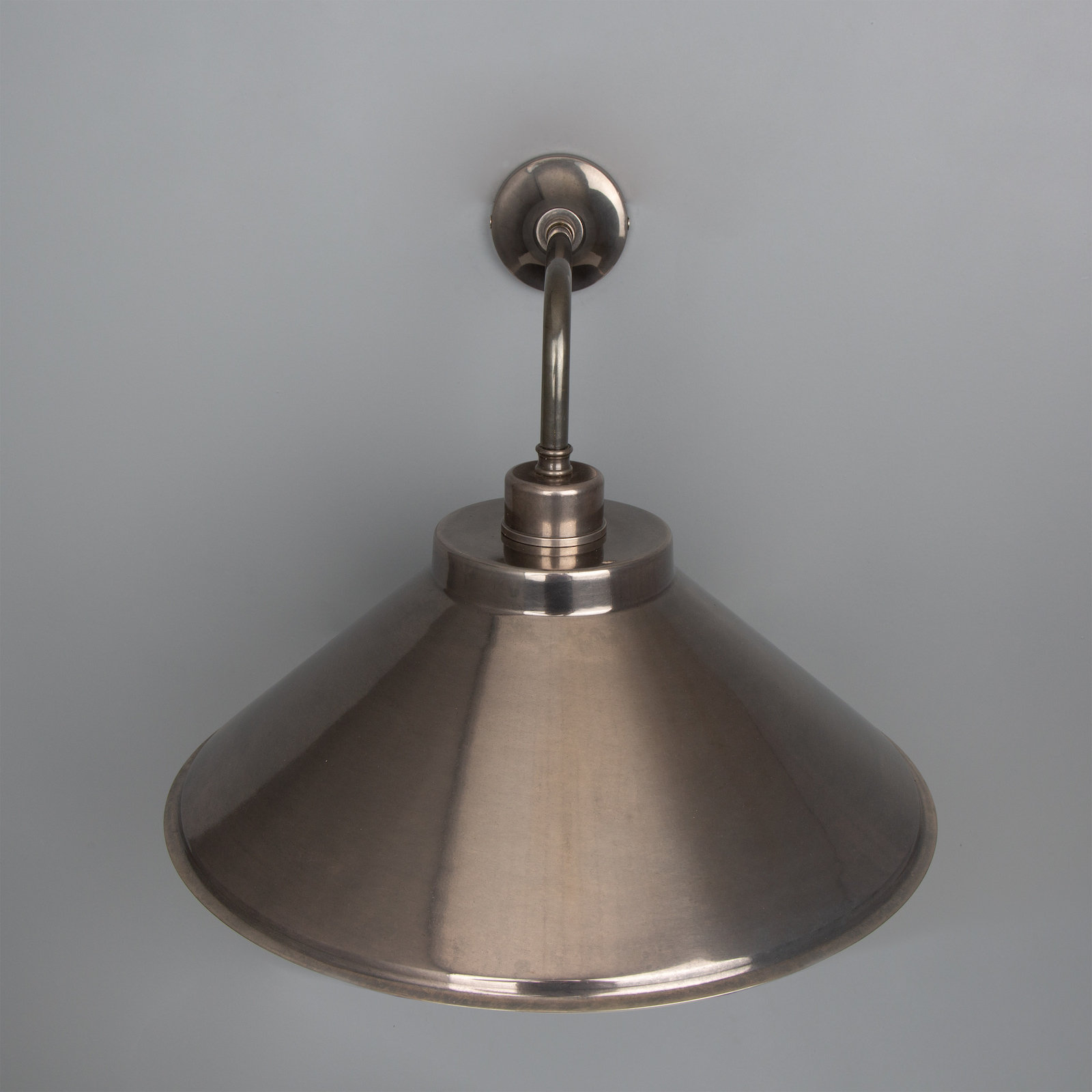 Nostalgic brass wall sconce with brass coolie shade: Alt-silbern patiniert