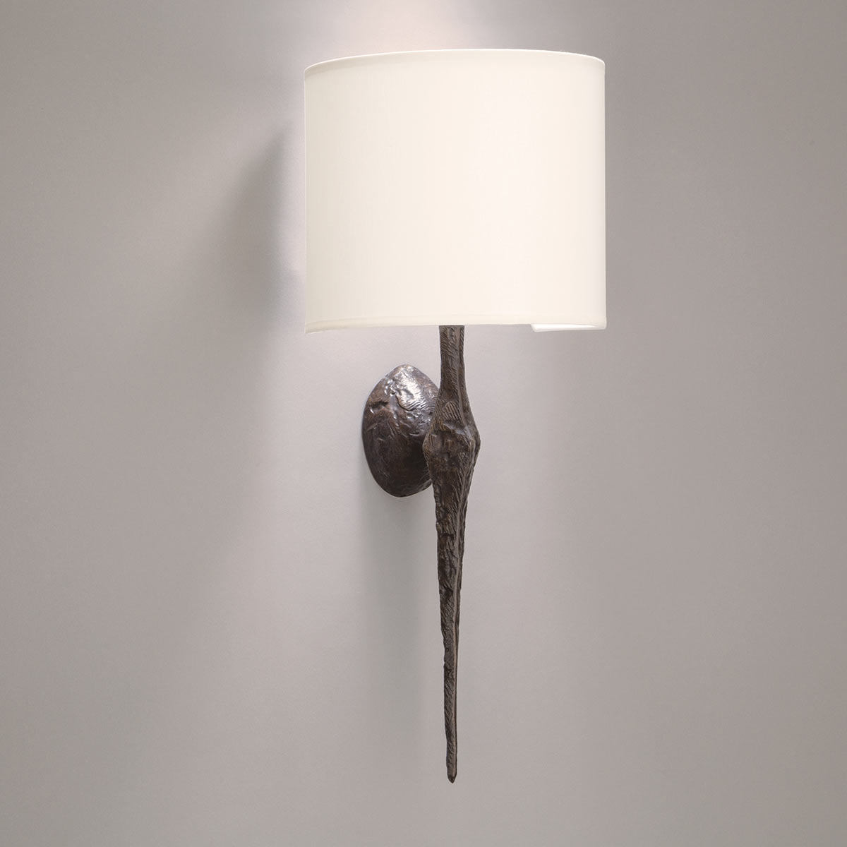 Bronzeguss-Wandleuchte PETITE TORCHÈRE mit Stoffschirm Bronzeguss-Wandleuchte PETITE TORCHÈRE mit Stoffschirm