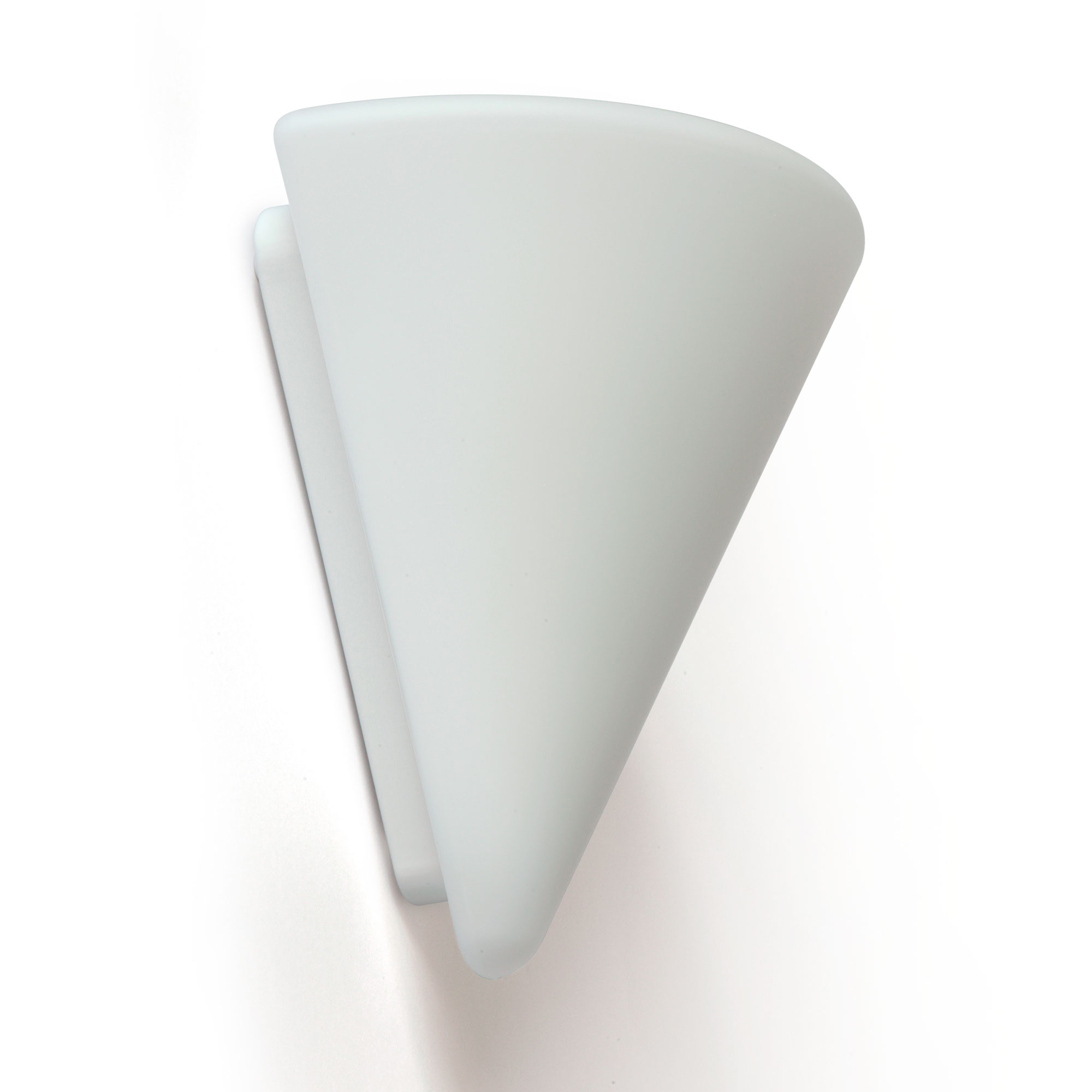Halbkegel-Wandleuchte NINA aus Opalglas: Die Halbkegel-Wandleuchte überzeugt mit elegantem, seidig-mattem Opalglas und großem Einsatzspektrum dank IP43