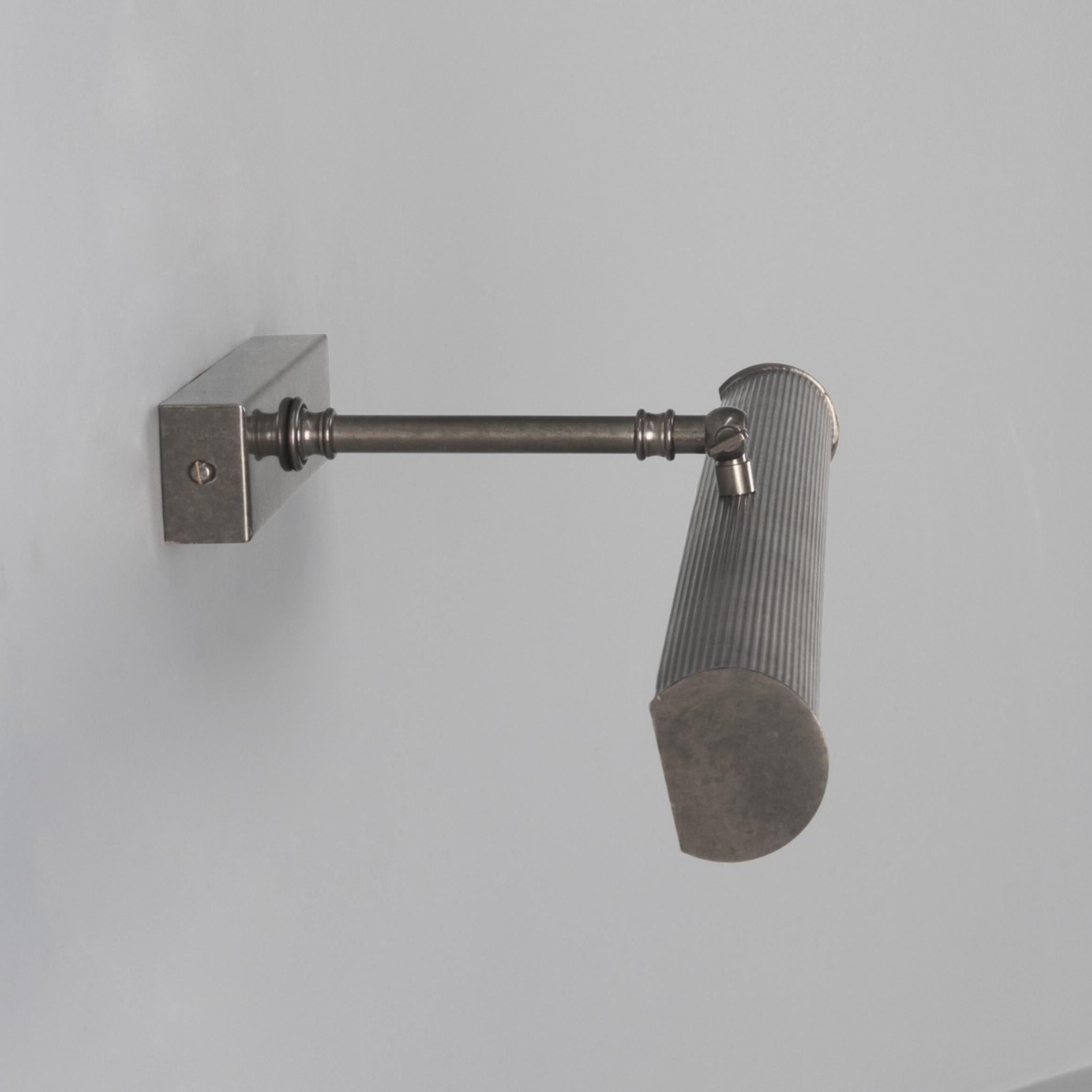 Broad Picture Light 50 cm with Reeded Brass Shade: Alt-silbern patiniert