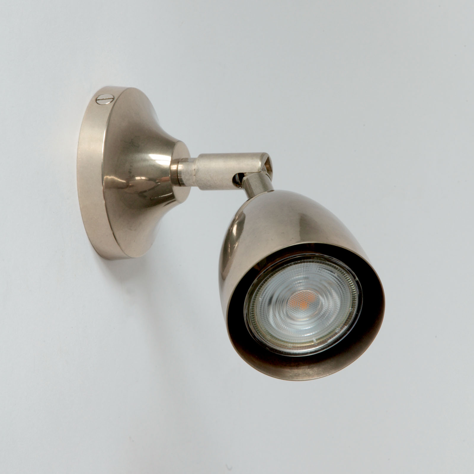 Kleine Strahler-Wandlampe aus Messing, z.B. am Bett: Alt-silbern patiniert 