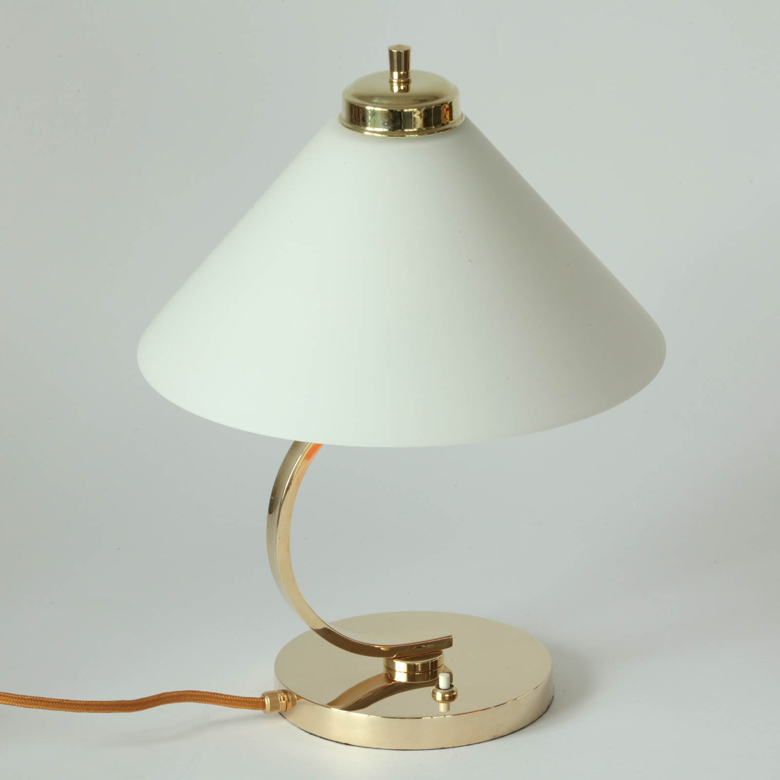 Small Table Lamp with Cone Glass Shade and Brass Base: Messing poliert, lackiert mit Opalglas weiß glänzend