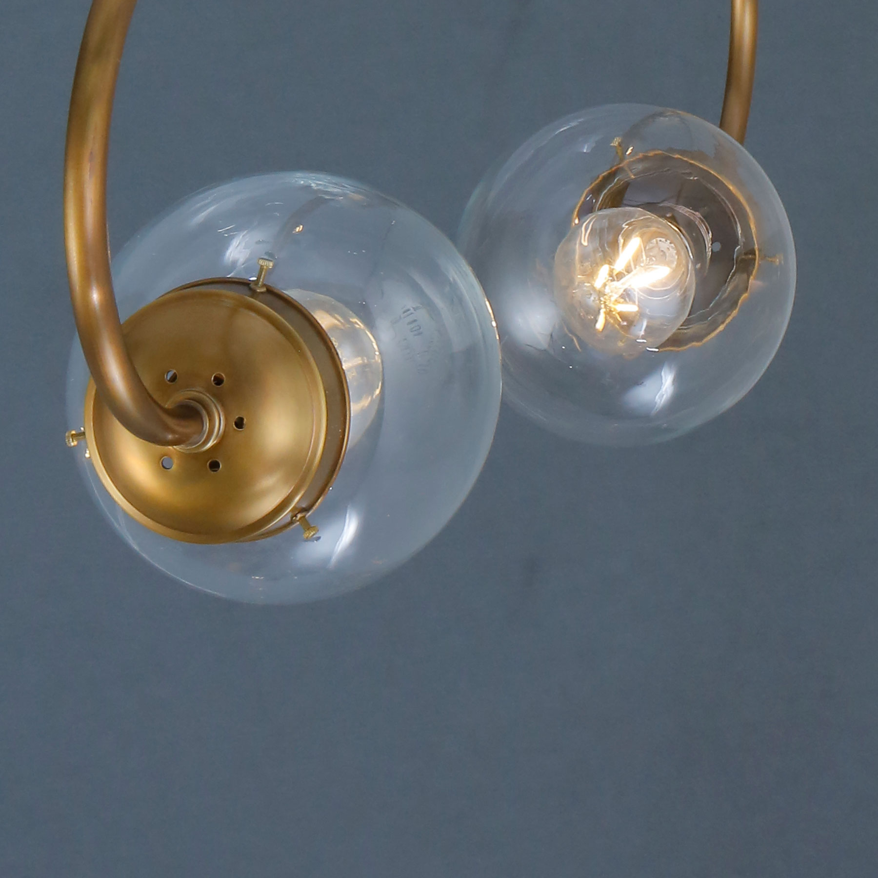 Doppel-Hängeleuchte Messing mit zwei Glaskugeln: Mit klaren Glaskugeln