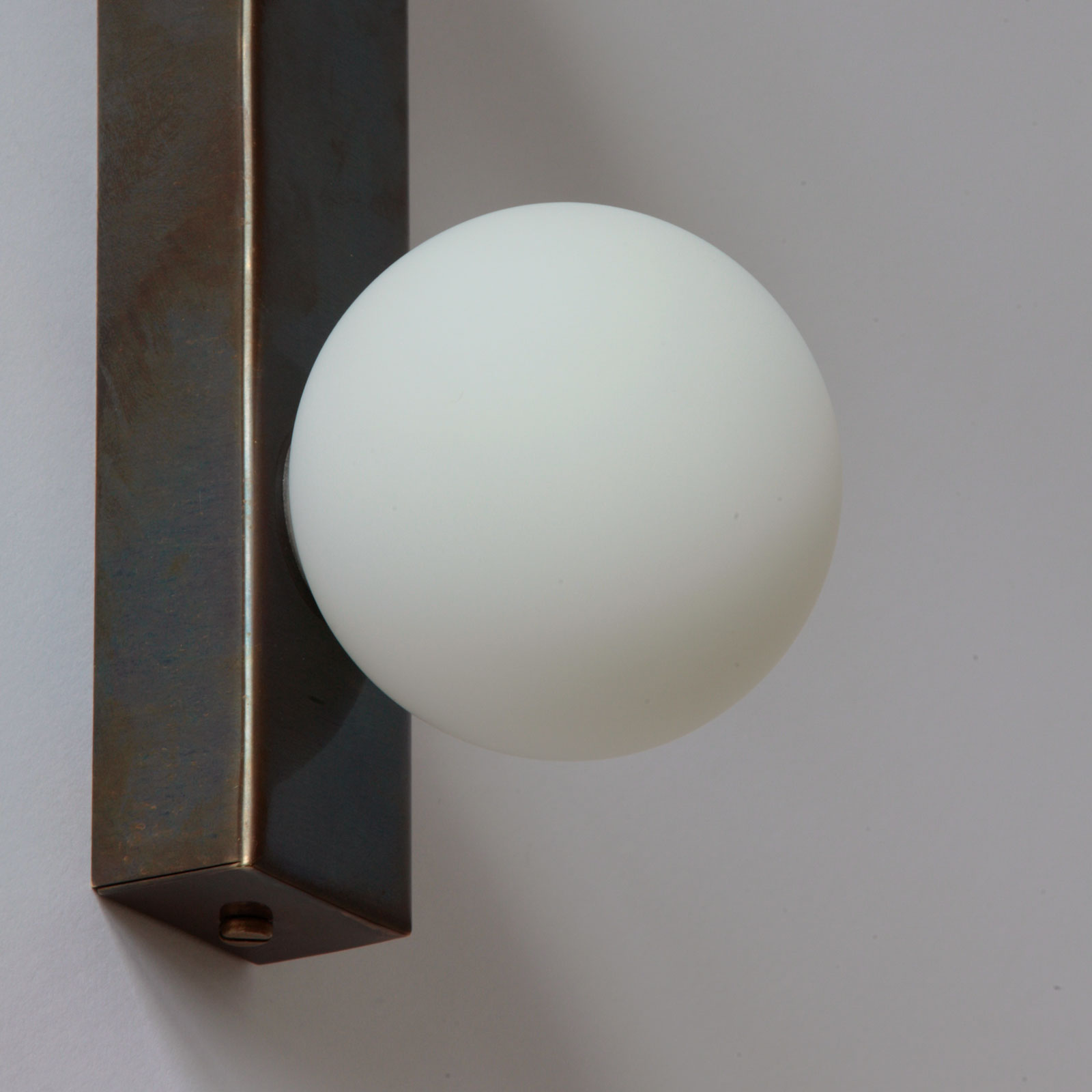 Wandleuchte mit drei Opalglas-Kugeln, mit IP44 auch für Bad-Spiegel: Die matten, kleinen Glaskugel-Schirme (Ø 8 cm) sorgen für weiches, blendarrmes Licht – ideal am Badspiegel