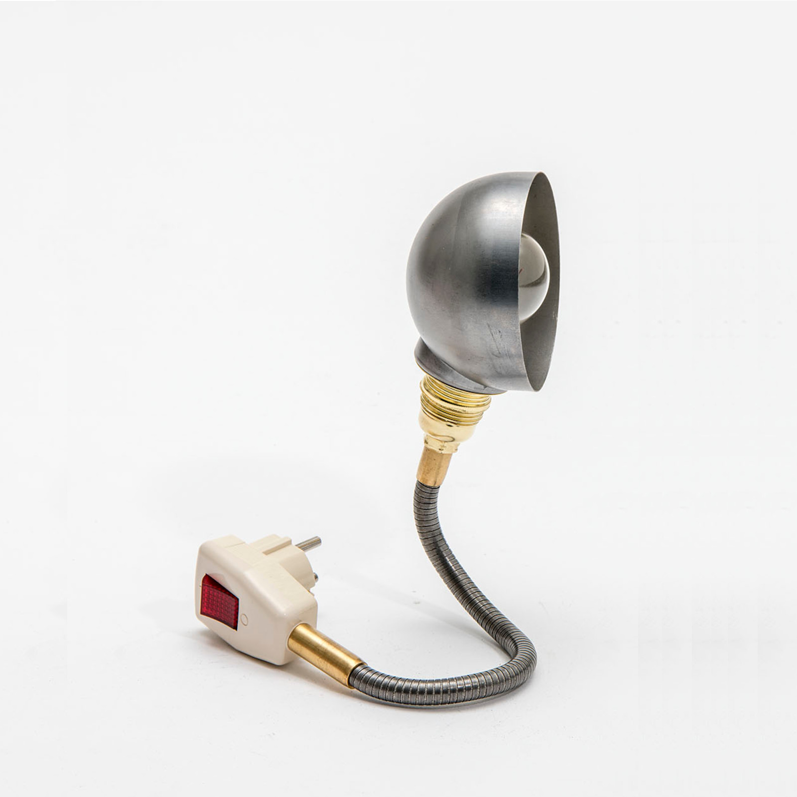 Steckerleuchte GLÜHWÜRMCHEN STAHL ROH mit Halbkugel-Reflektor, Bild 2 Steckerleuchte GLÜHWÜRMCHEN STAHL ROH mit Halbkugel-Reflektor, Bild 2