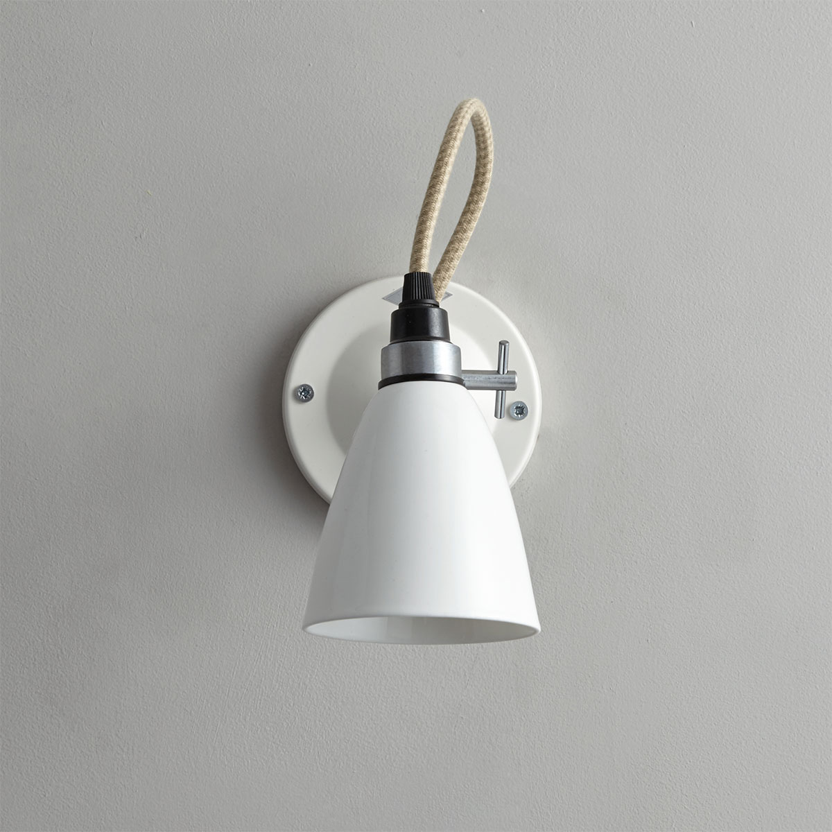 Kleine Porzellan-Wandlampe HECTOR SMALL: Modell FW396 in weiß, mit Schalter am Wandteil, ausgeschaltet