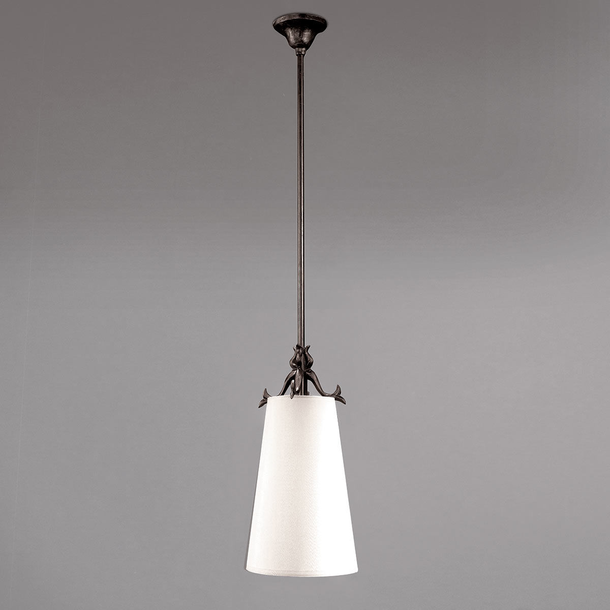 Bild 9: Modell 1 (hoher Schirm), Bronze vergoldet Stabhängeleuchte VENISE: Bronzeguss mit verschiedenen Textilschirmen: Modell 1 (hoher Schirm), Bronze vergoldet