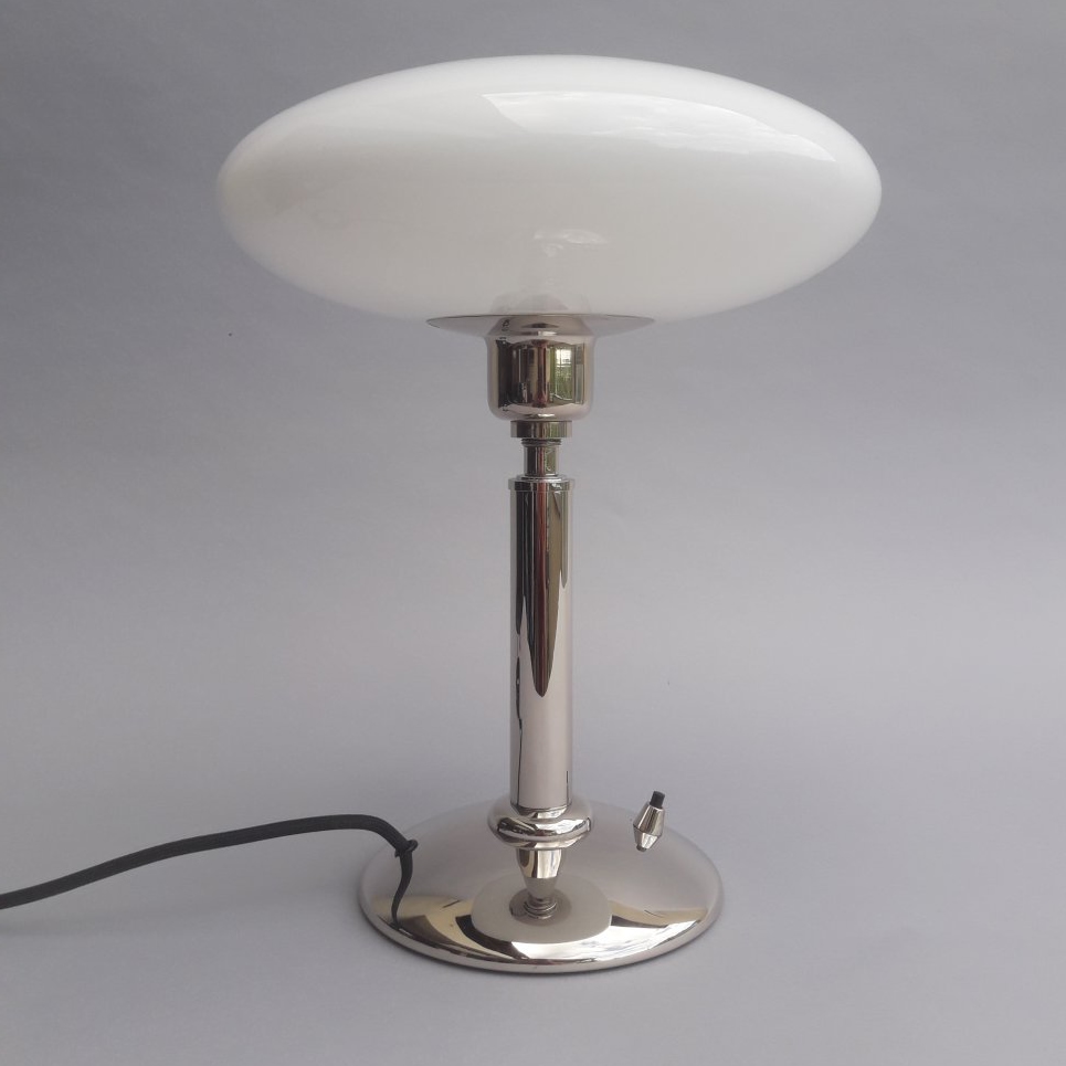 Klassische Tischleuchte mit Opalglas-Schirm TL15