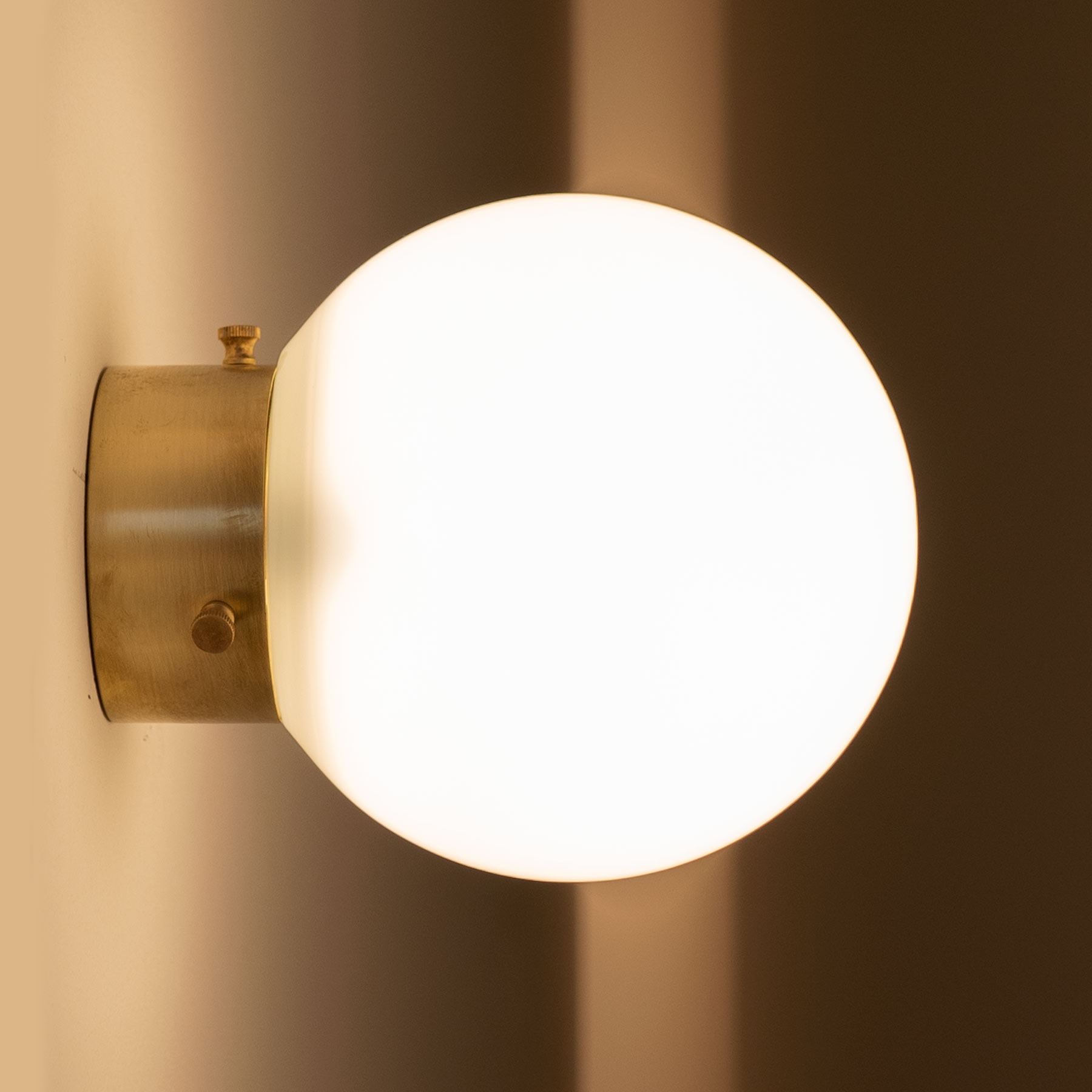 Glaskugel-Wandleuchte 20 cm, Design in Messing