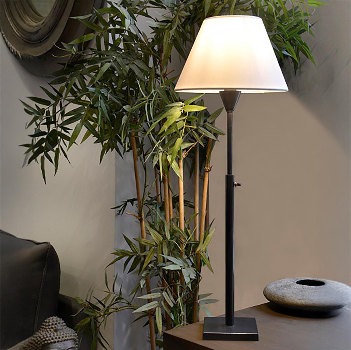 Höhenverstellbare, schlanke Messing-Tischleuchte mit Stoffschirm L08: Das Modell in schwarz patiniert.