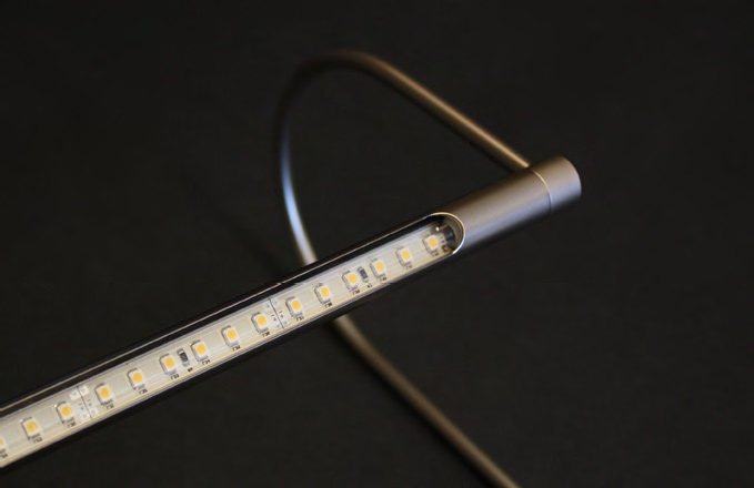 Professionelle und bewährte Gemäldeleuchte CLARUS: Die Bilderleuchte hat ein Lichtband aus Warmton-LEDs in einem Acrylrohr
