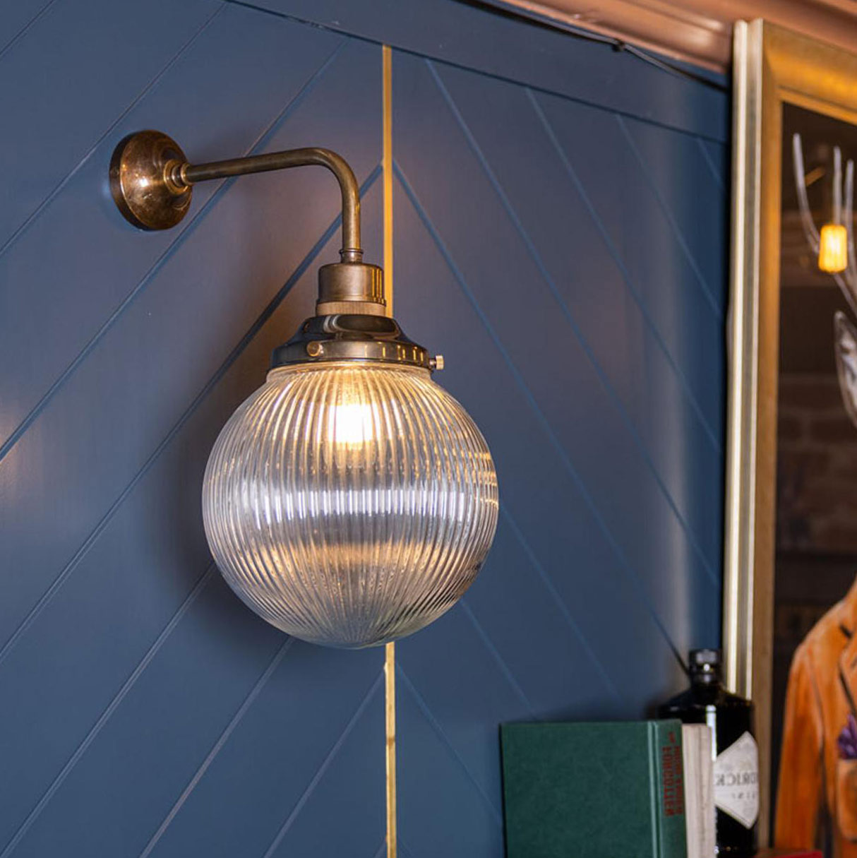 Bild 3: Alt-Messing patiniert Dekorative, nostalgische Wandleuchte mit prismatischer Glaskugel: Alt-Messing patiniert