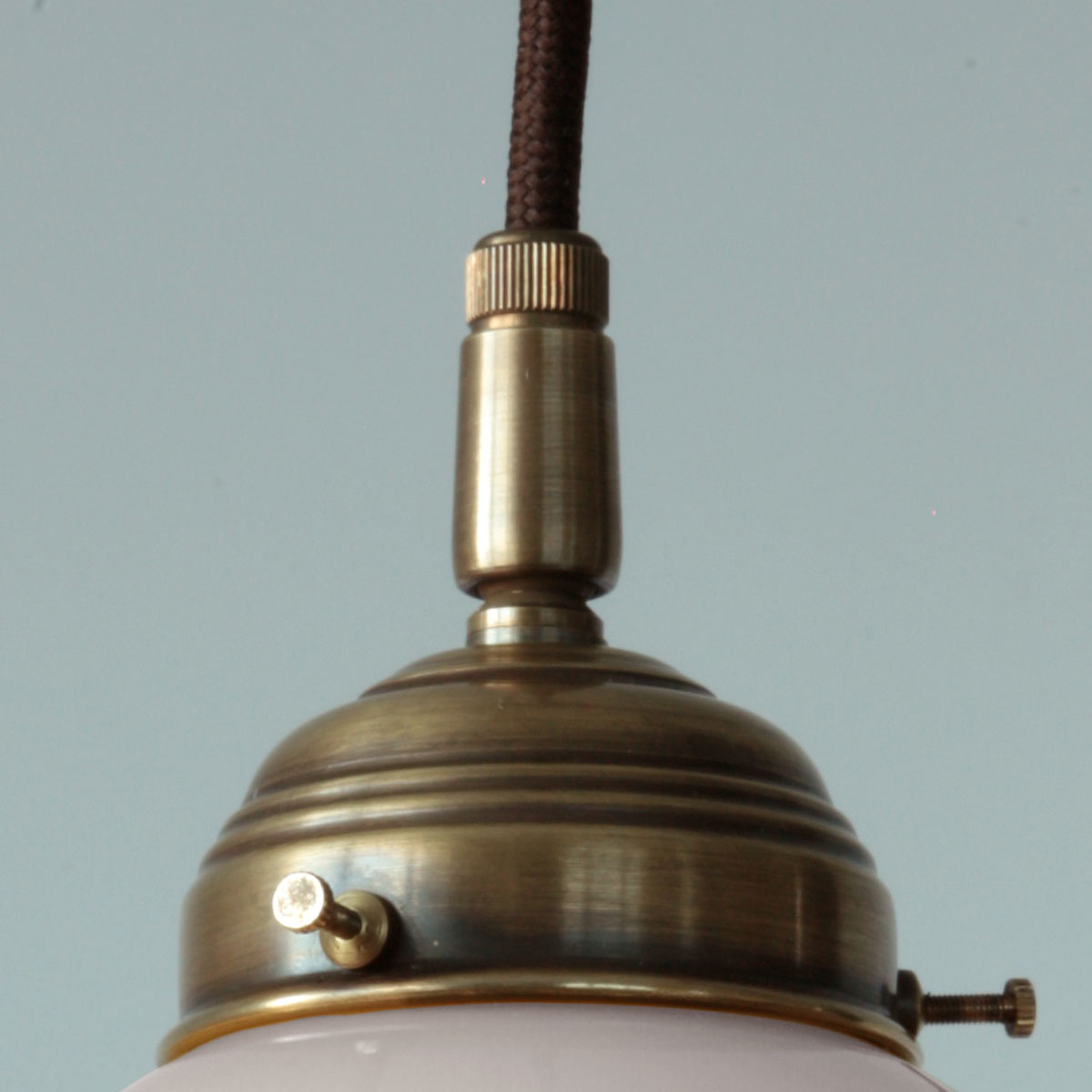 Kleine Pendelleuchte mit opalem Becher-Glasschirm (Ø 15 cm): Messing antik handpatiniert