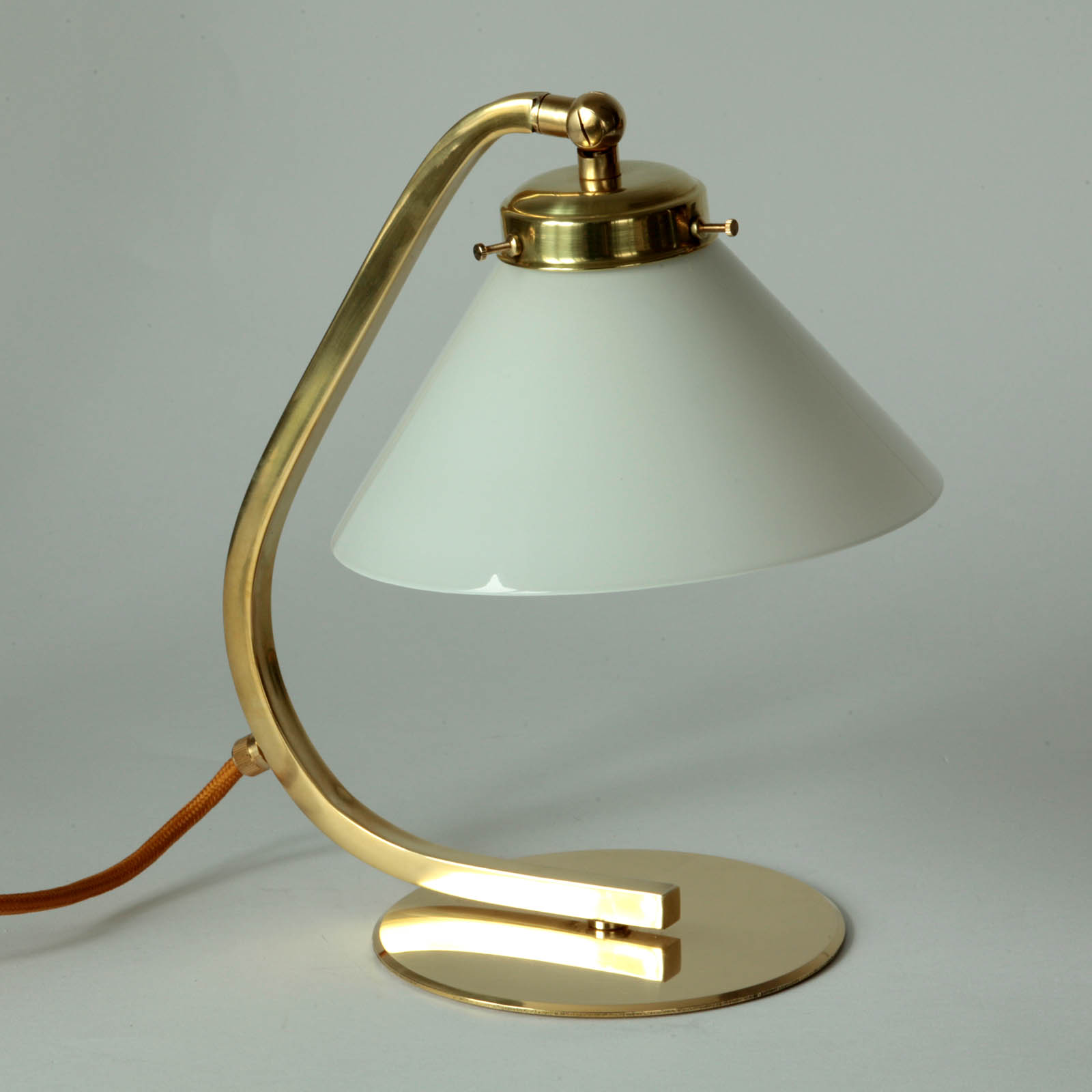 Small Table Lamp Made of Brass With Cone Shaped Shade: Messing poliert, unlackiert mit weiß glänzendem Glas