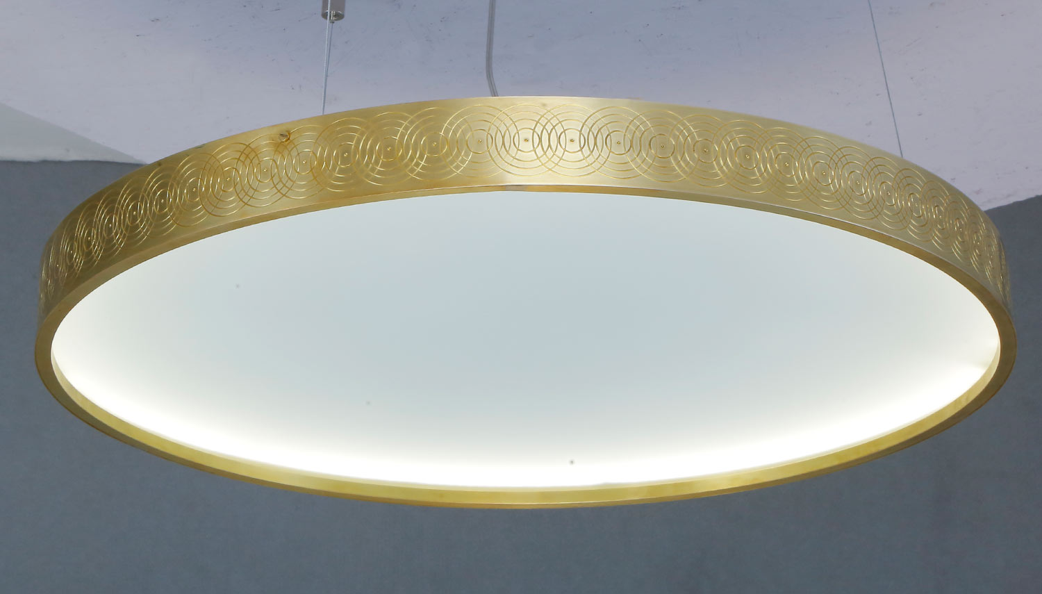 Große, flache Ring-Hängeleuchte aus Messing, Ø 70 cm: LED Version