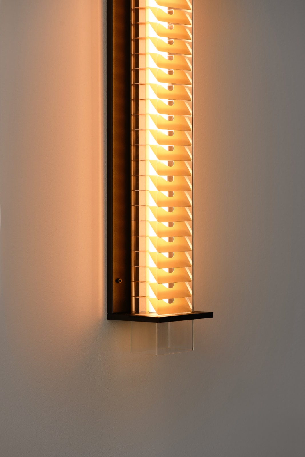 Röhren-Wandleuchte mit Lamellenblende QUADRATUBE W4, Bild 3 Röhren-Wandleuchte mit Lamellenblende QUADRATUBE W4, Bild 3