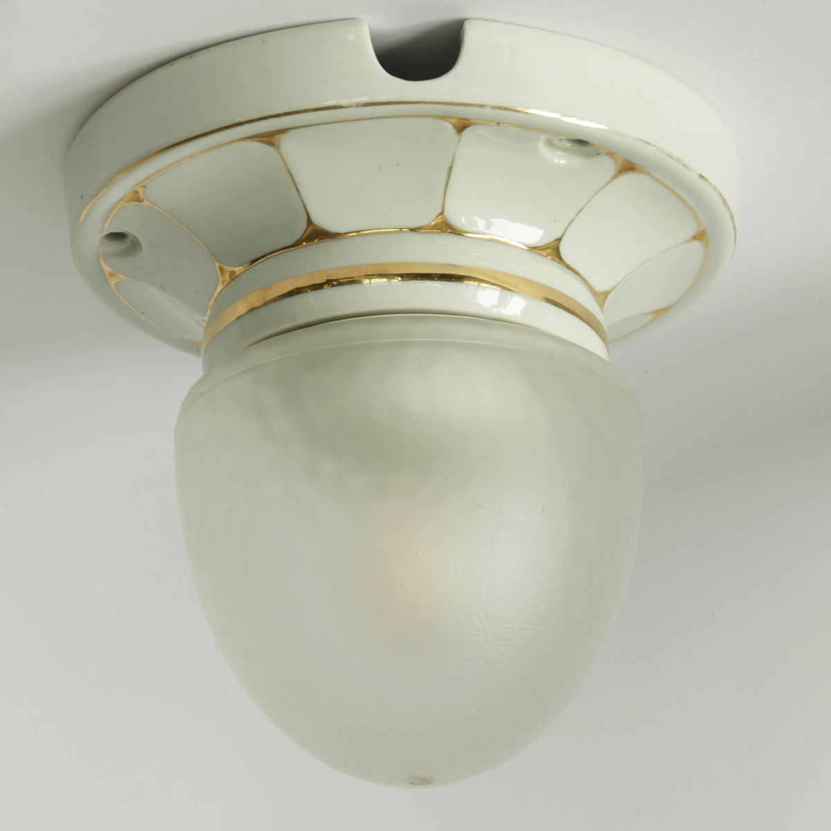 Wiener Bad-Deckenleuchte aus weiß-goldenem Porzellan, um 1900 – VERKAUFT, Bild 2 Wiener Bad-Deckenleuchte aus weiß-goldenem Porzellan, um 1900 – VERKAUFT, Bild 2