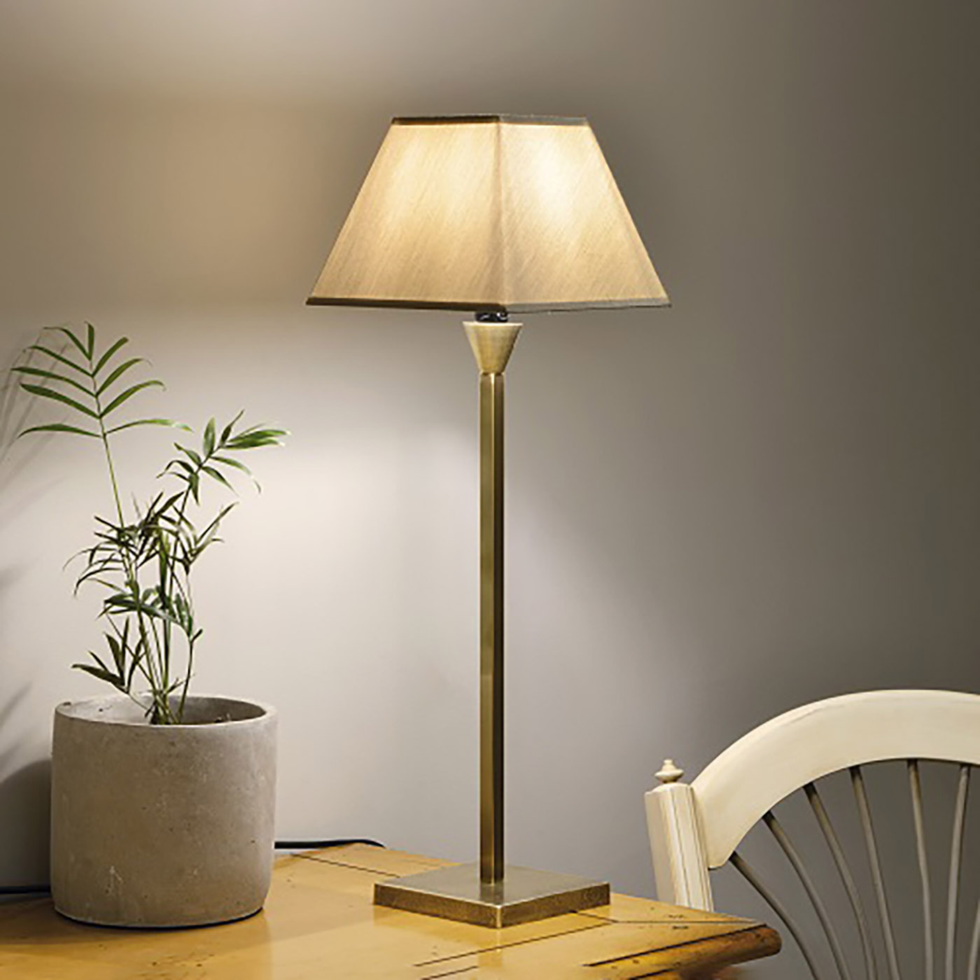 Klassisch schlichte Tischleuchte mit Textilschirm, drei Größen L122: hier Modell 2 in natur matt satiniert