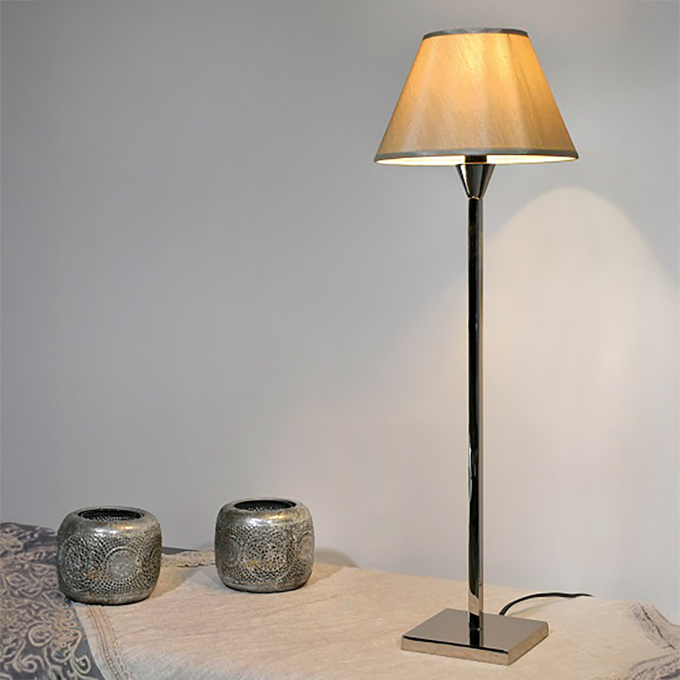 Klassisch schlichte Tischleuchte mit Textilschirm, drei Größen L122: hier Modell 3 in Nickel mit anderem Schirm