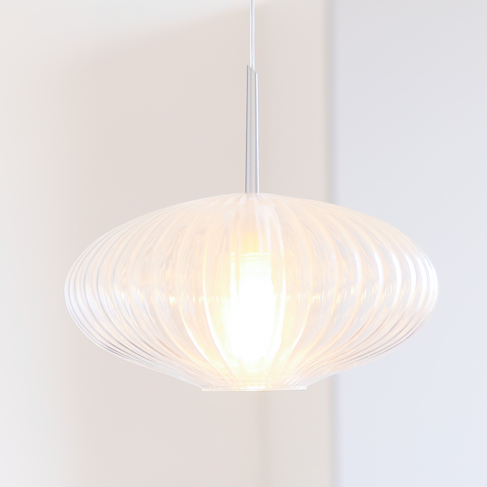 Elegante Hängeleuchte mit geripptem Klarglas