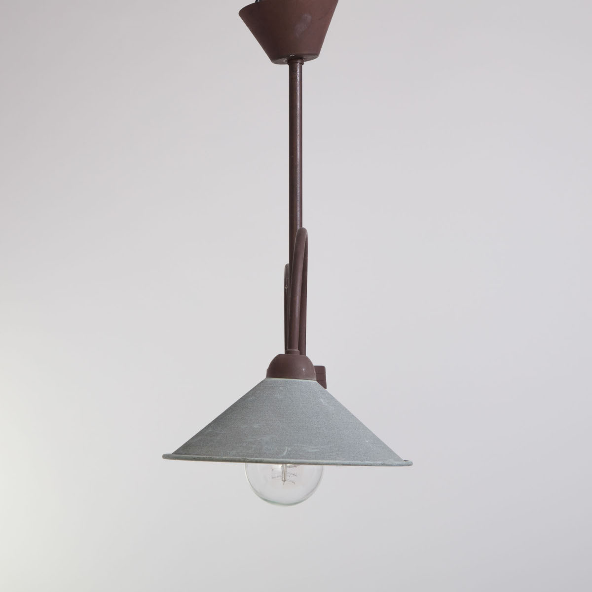 Bild 6: Sonder-Ausführung in Edelrostpatina, Schirme in Alt-Zink (bitte anfragen) Rustikale Doppel-Hängeleuchte für (Billard-)Tische NOUMI: Sonder-Ausführung in Edelrostpatina, Schirme in Alt-Zink (bitte anfragen)