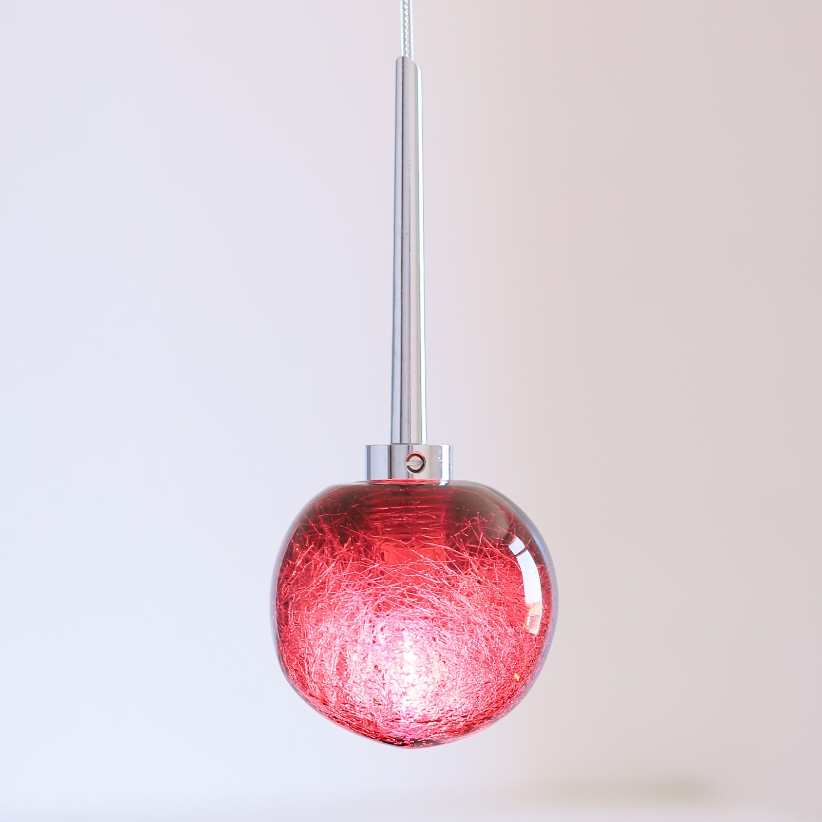 Bild 3: Das rubinrote Modell  in der kleinsten Größe (75 mm) Kleine Hängeleuchte GALET mit bunter Glaskugel, drei Farben: Das rubinrote Modell  in der kleinsten Größe (75 mm)