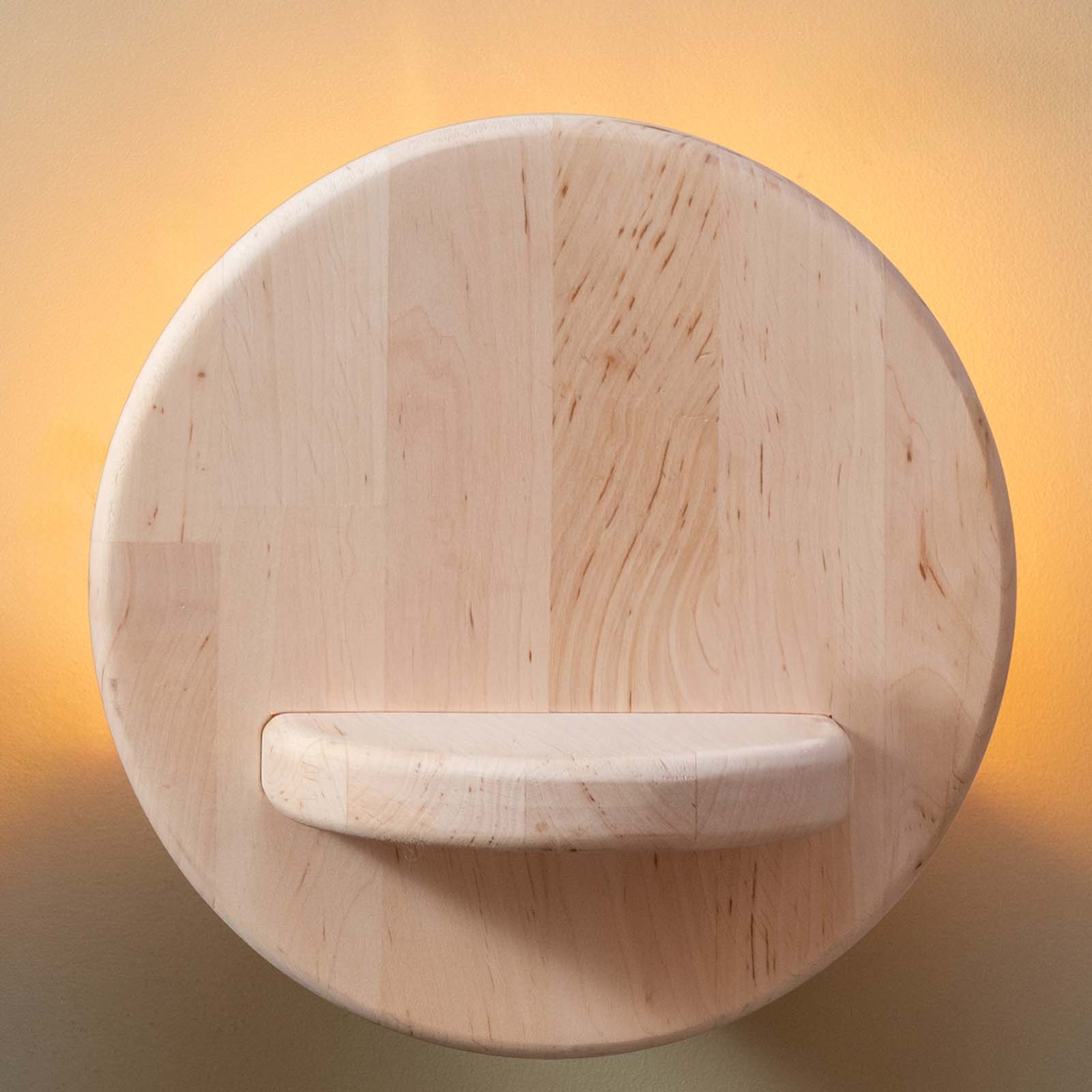 Wandleuchte aus Holz zur indirekten Beleuchtung