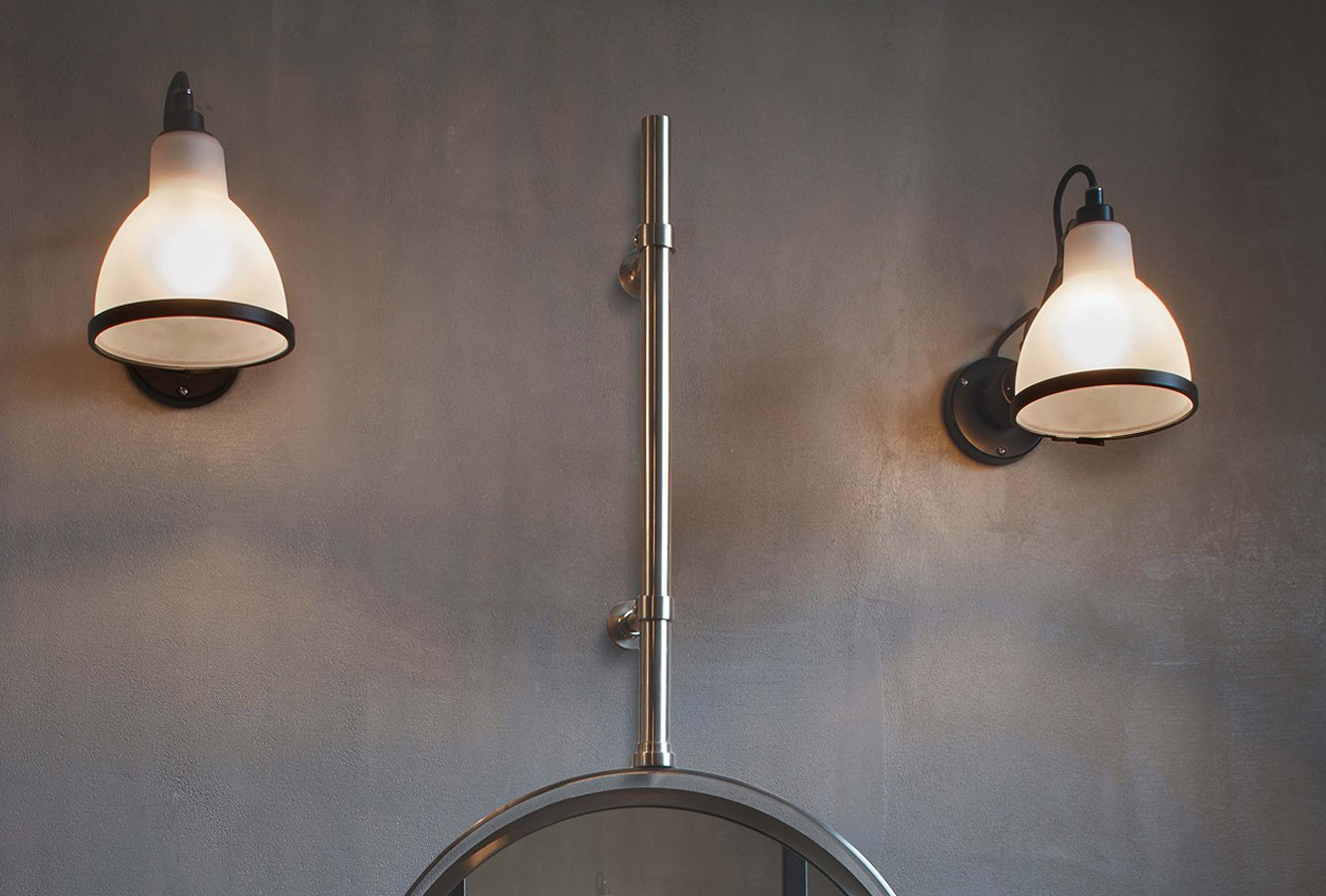 Bild 6: Neu: die Bad-Gelenkwandleuchte auch mit matt-opalem Polycarbonat-Schirm, der das Licht in auf angenehme Art blendfrei streut. Badezimmer-Wandlampe N° 304 mit Kugelgelenk: Neu: die Bad-Gelenkwandleuchte auch mit matt-opalem Polycarbonat-Schirm, der das Licht in auf angenehme Art blendfrei streut.