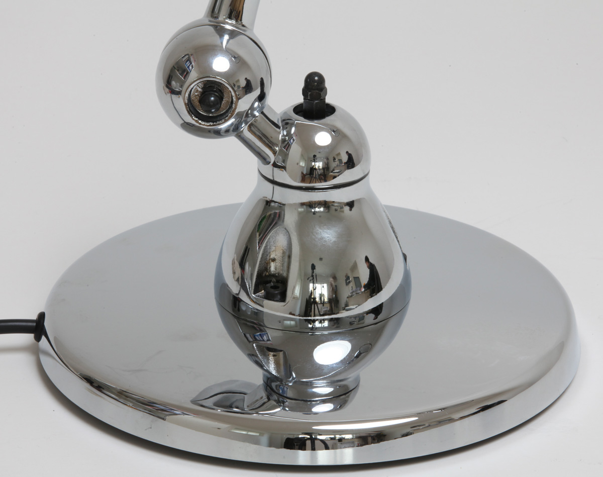 Bild 7: Fuß und Gelenk der Leuchte in Chrom Exklusive Jieldé-Tischleuchte mit gebogenem Arm C6000: Fuß und Gelenk der Leuchte in Chrom