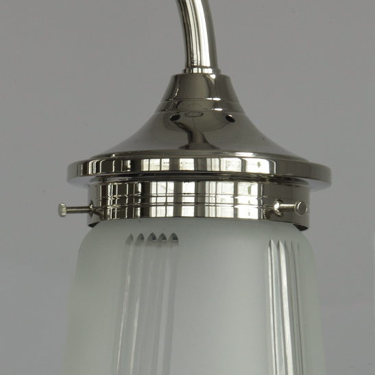Schlichte Art Déco-Wandlampe mit rundem Wandteil: vernickelt