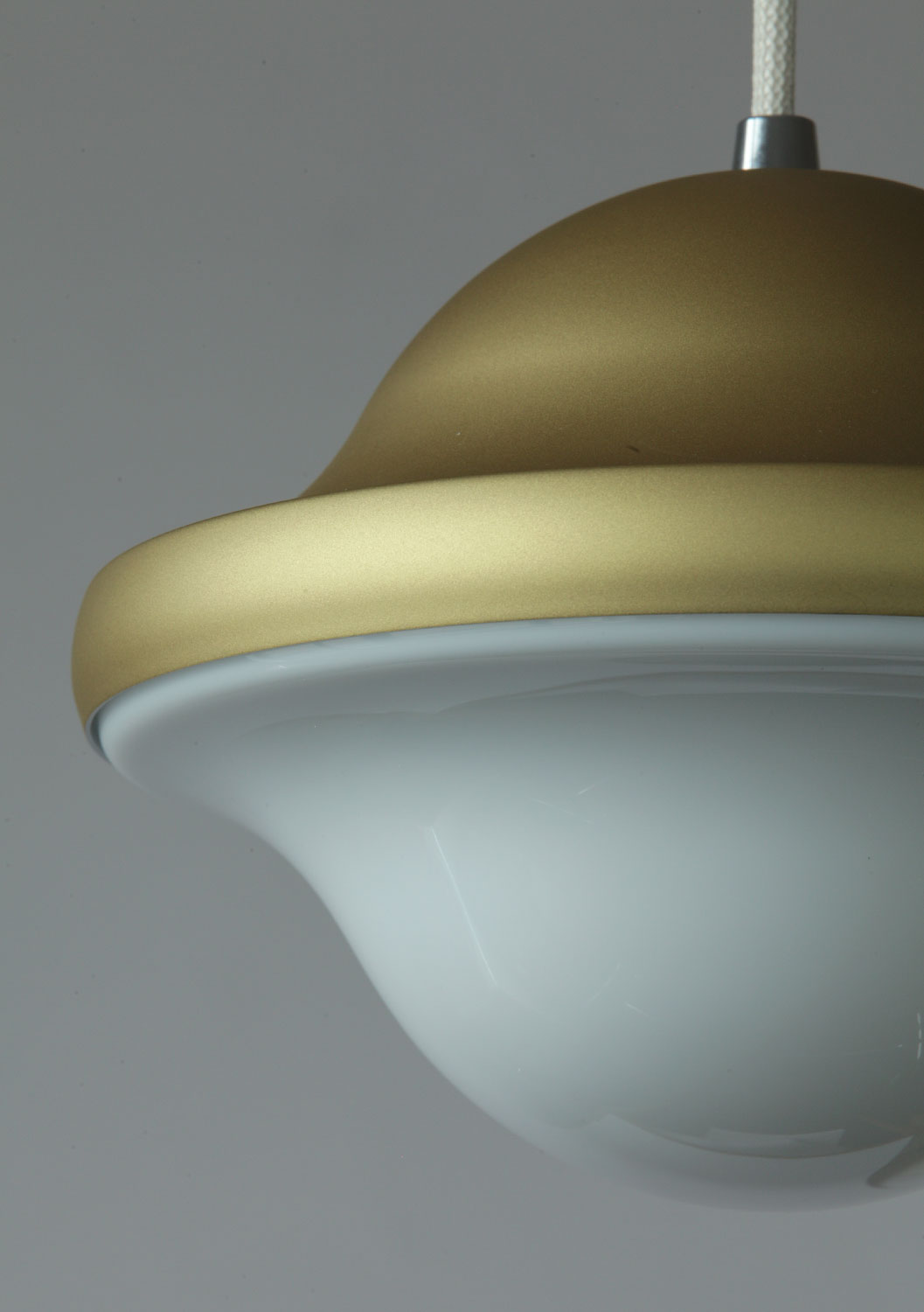 BUBI Leuchten-Designklassiker von Henning Koppel: matt golden lackiert