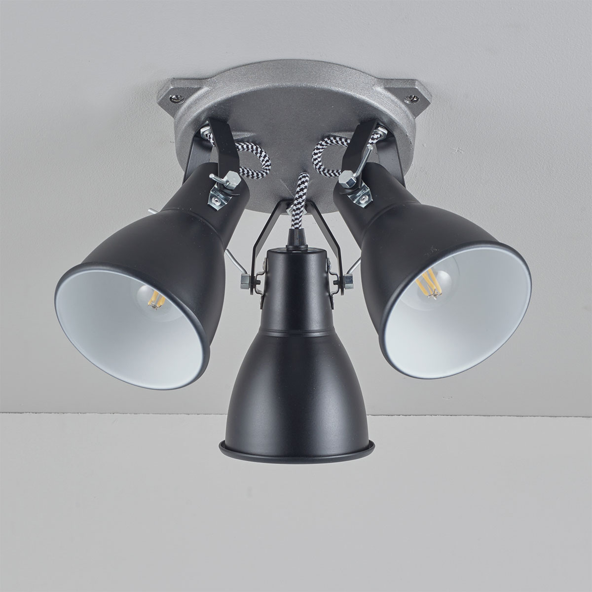 Dreifach-Deckenstrahler im Industrial-Look STIRRUP: Dreifach-Deckenleuchte im Scheinwerfer-Stil: Stirrup Triple Ceiling Light, hier in schwarz