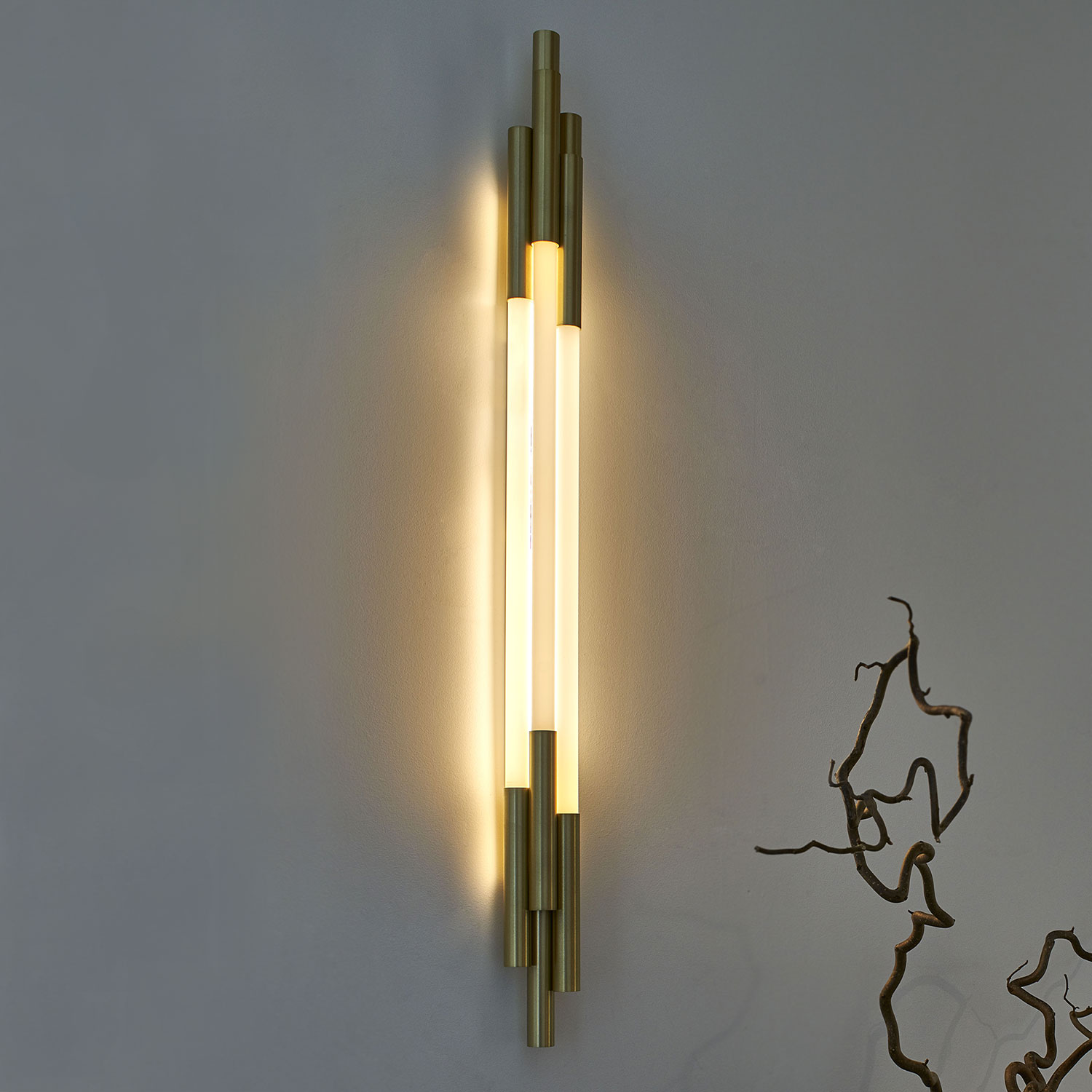 ORG Wandleuchte aus fünf Röhren: ORG Wandleuchte aus 5 Opalglas-Leuchtrohren (hier 105 cm), vertikale Anbringung