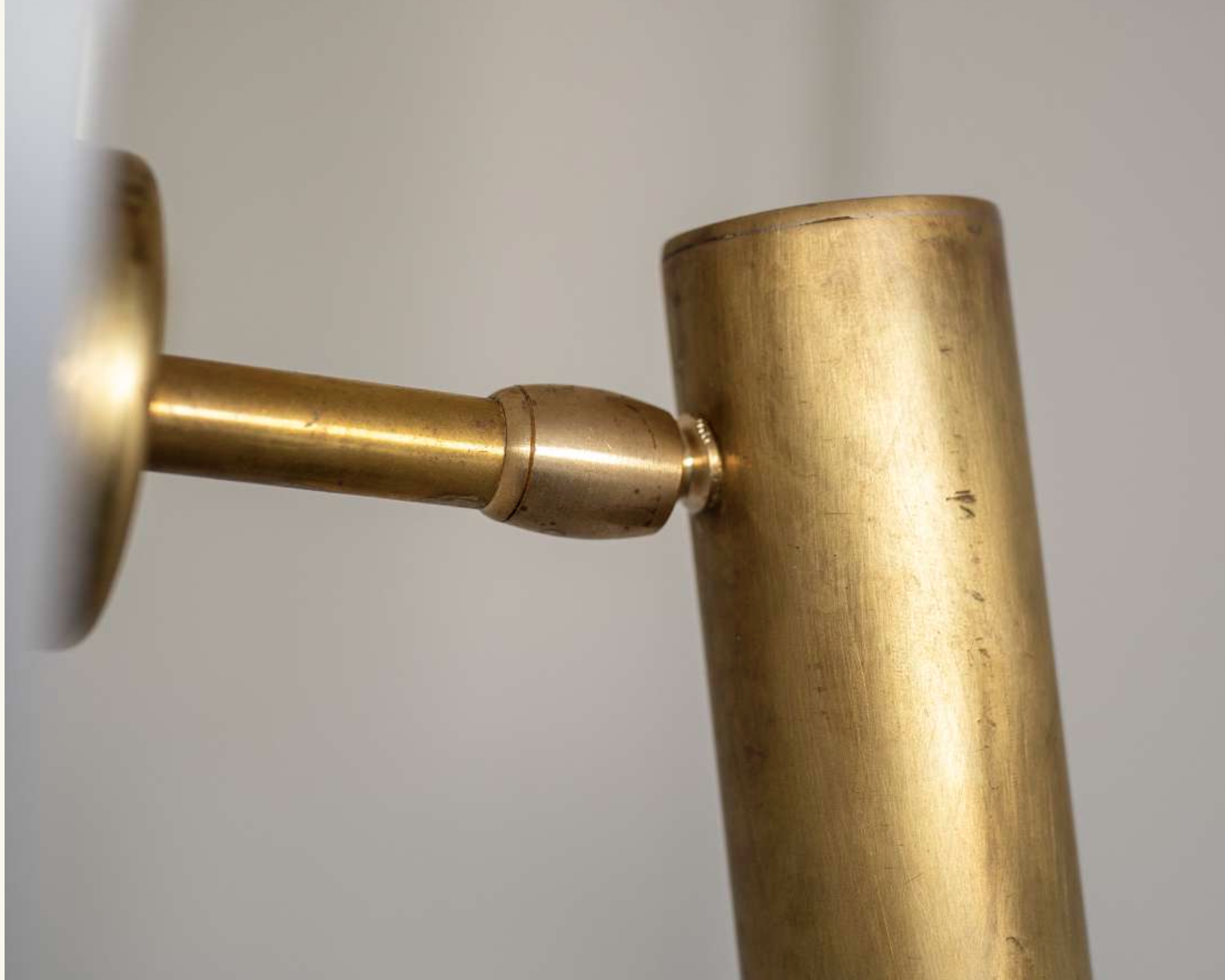 Small Brass Wall Spotlight with Joint MICRO KYLE: Messing naturbelassen