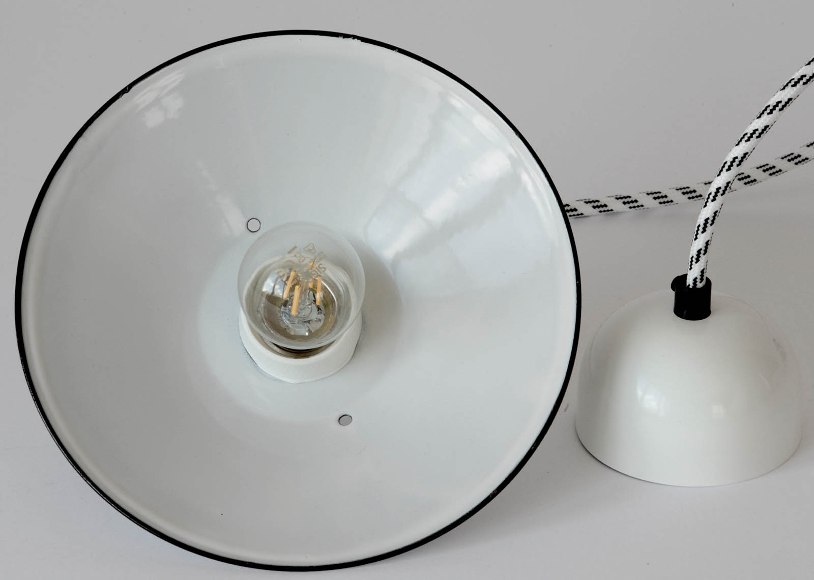 Fig. 4: Die emaillierten Schirme sind Einzelstücke mit Gebrauchs- und Lagerspuren Unique Pieces with Antique Enamel Shades: Bonn Pendant Lamp 240 mm: Die emaillierten Schirme sind Einzelstücke mit Gebrauchs- und Lagerspuren