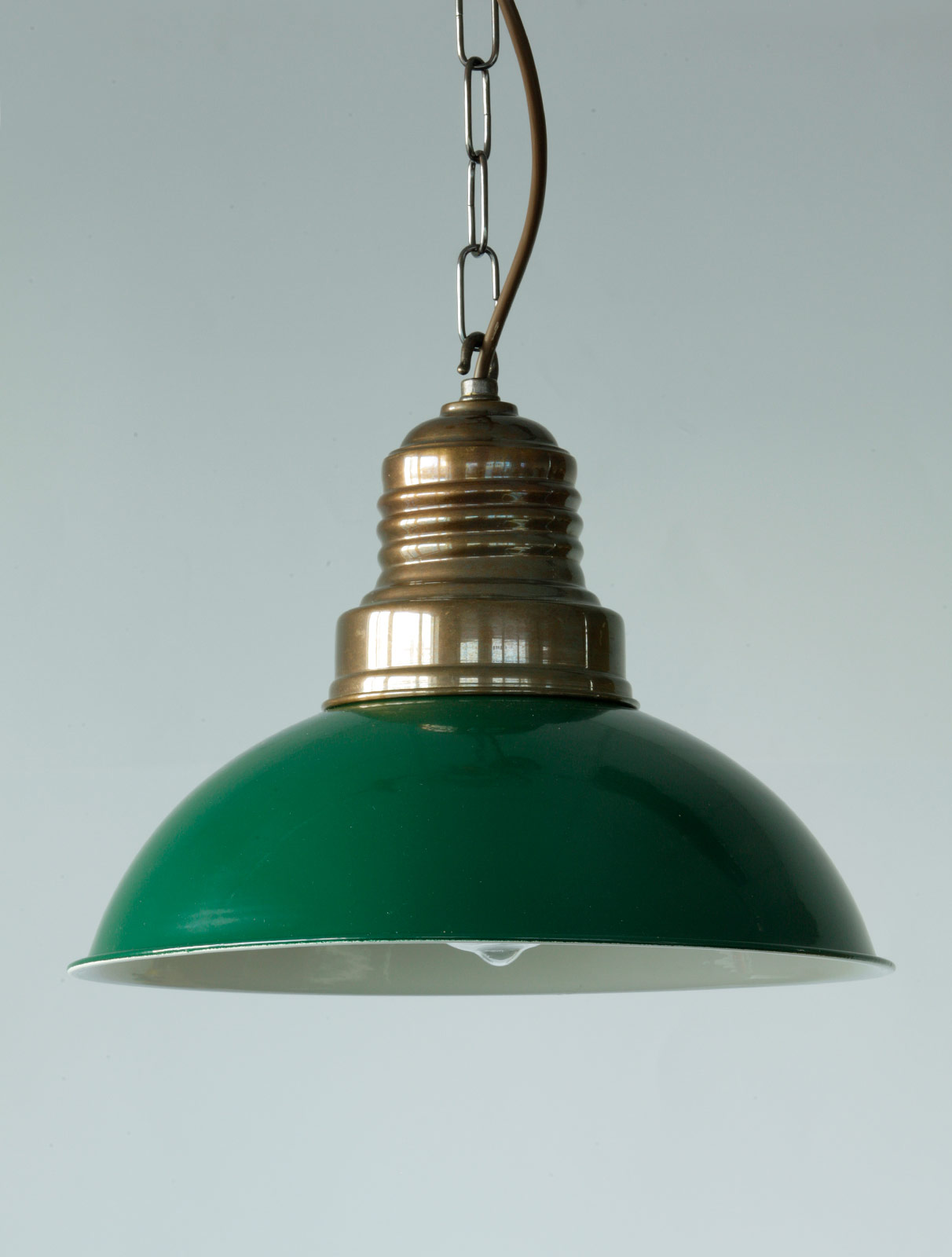 Nostalgische Fabriklampe mit Kettenaufhängung: Fabriklampe mit Ketten-Aufhängung, Schirm in British Racing Green lackiert